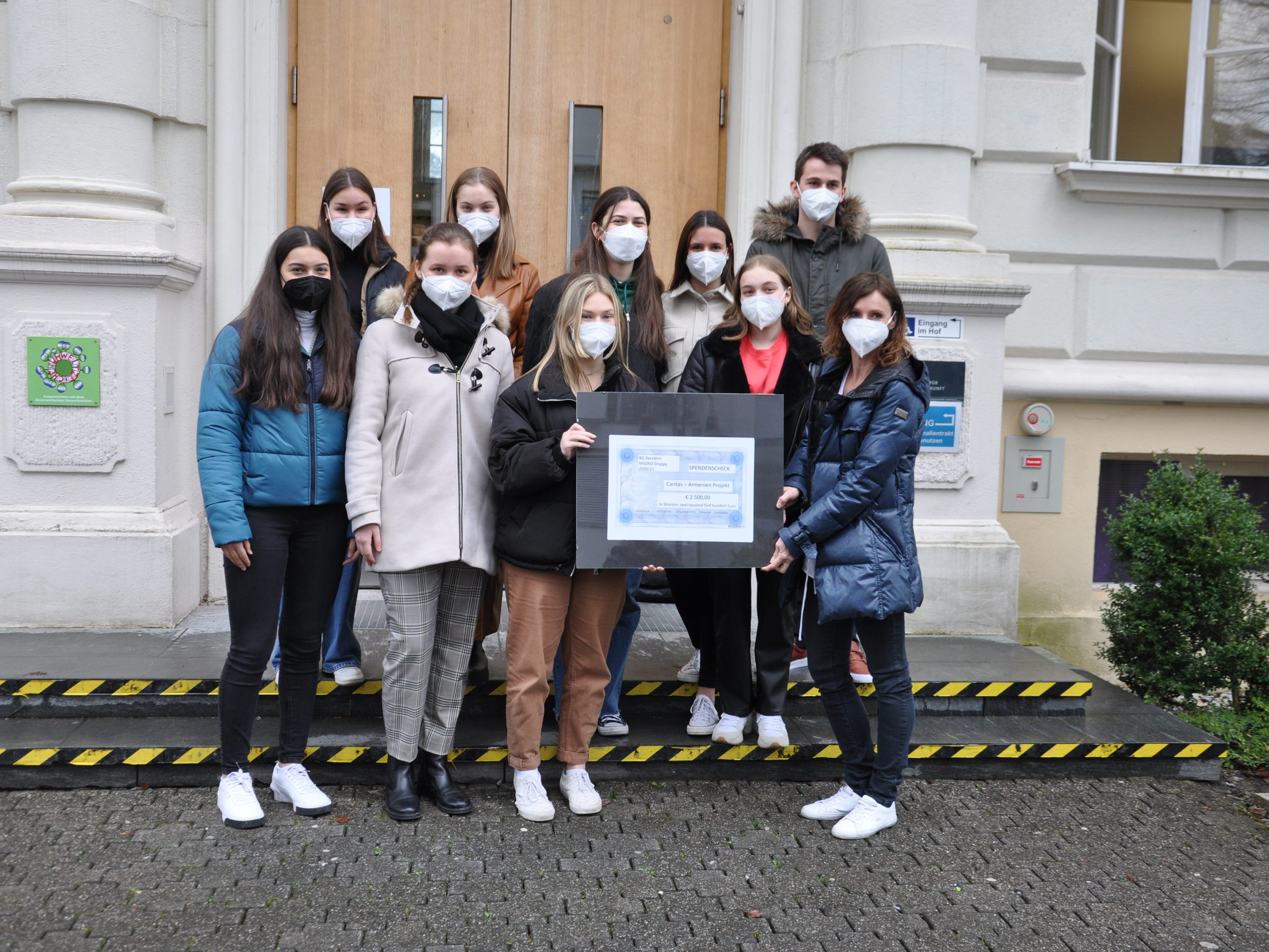 Die Schüler des Moduls „Sozialkompetenz“ konnten einen Scheck über 2.500 Euro für das Armenien-Projekt der Caritas überreichen. Die Schüler des Moduls „Sozialkompetenz“ konnten einen Scheck über 2.500 Euro für das Armenien-Projekt der Caritas überreichen.