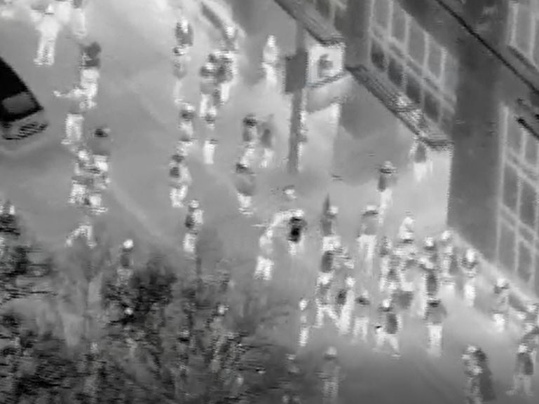 Ein Bild aus einer Wärmebildkamera eines Polizeihubschraubers zeigt Demonstranten vor dem Gebäude der "Wiener Städtische" Versicherung im Anschluss an eine FPÖ-Demo in Wien am Samstag, 6. März 2021 Ein Bild aus einer Wärmebildkamera eines Polizeihubschraubers zeigt Demonstranten vor dem Gebäude der "Wiener Städtische" Versicherung im Anschluss an eine FPÖ-Demo in Wien am Samstag, 6. März 2021