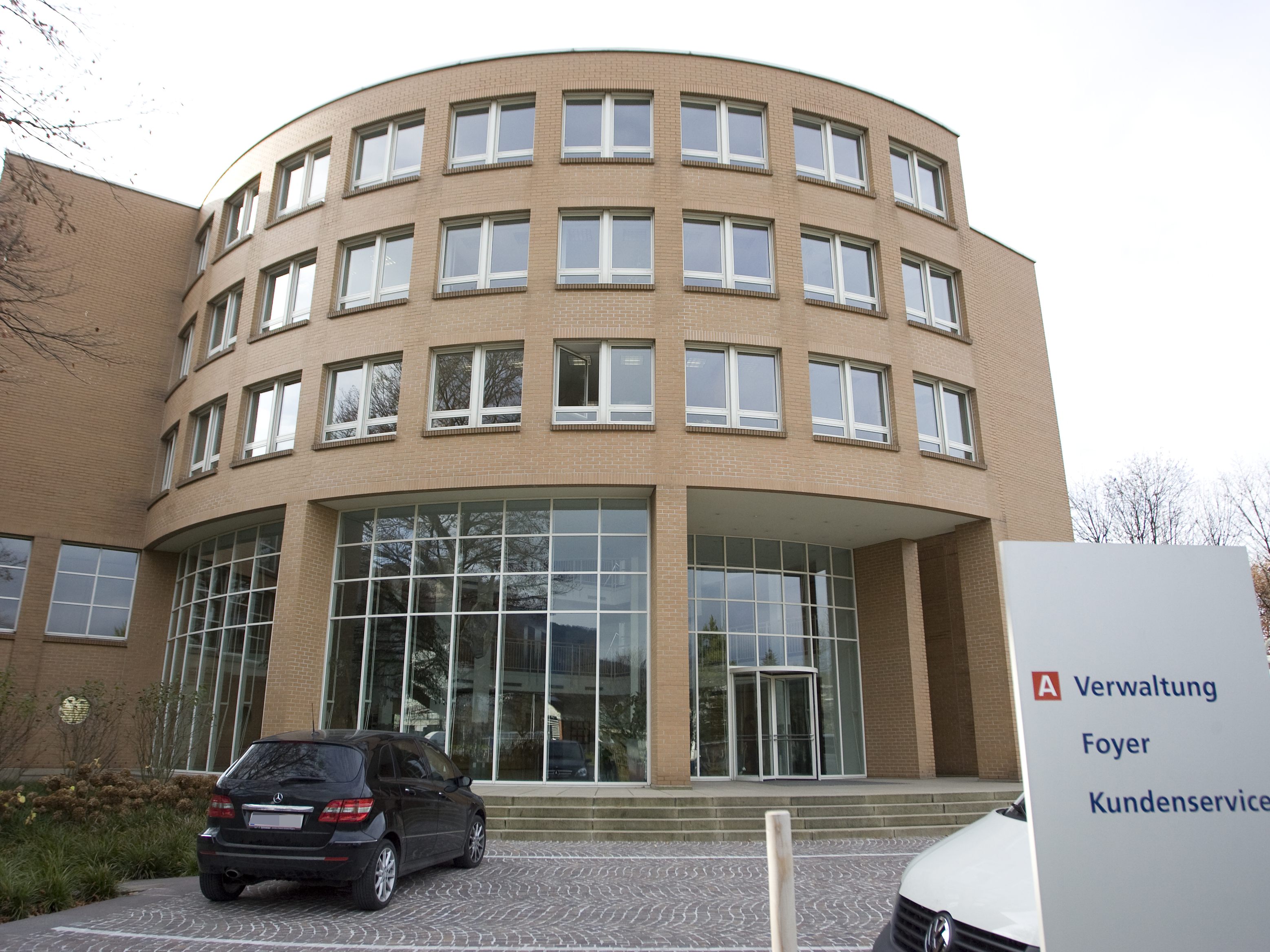 Der reine Energiepreis reduziere sich um 13 Prozent, im Gesamtpreis schlage sich das für den genannten durchschnittlichen Haushaltskunden mit einem Rückgang von acht Prozent nieder. Der reine Energiepreis reduziere sich um 13 Prozent, im Gesamtpreis schlage sich das für den genannten durchschnittlichen Haushaltskunden mit einem Rückgang von acht Prozent nieder.