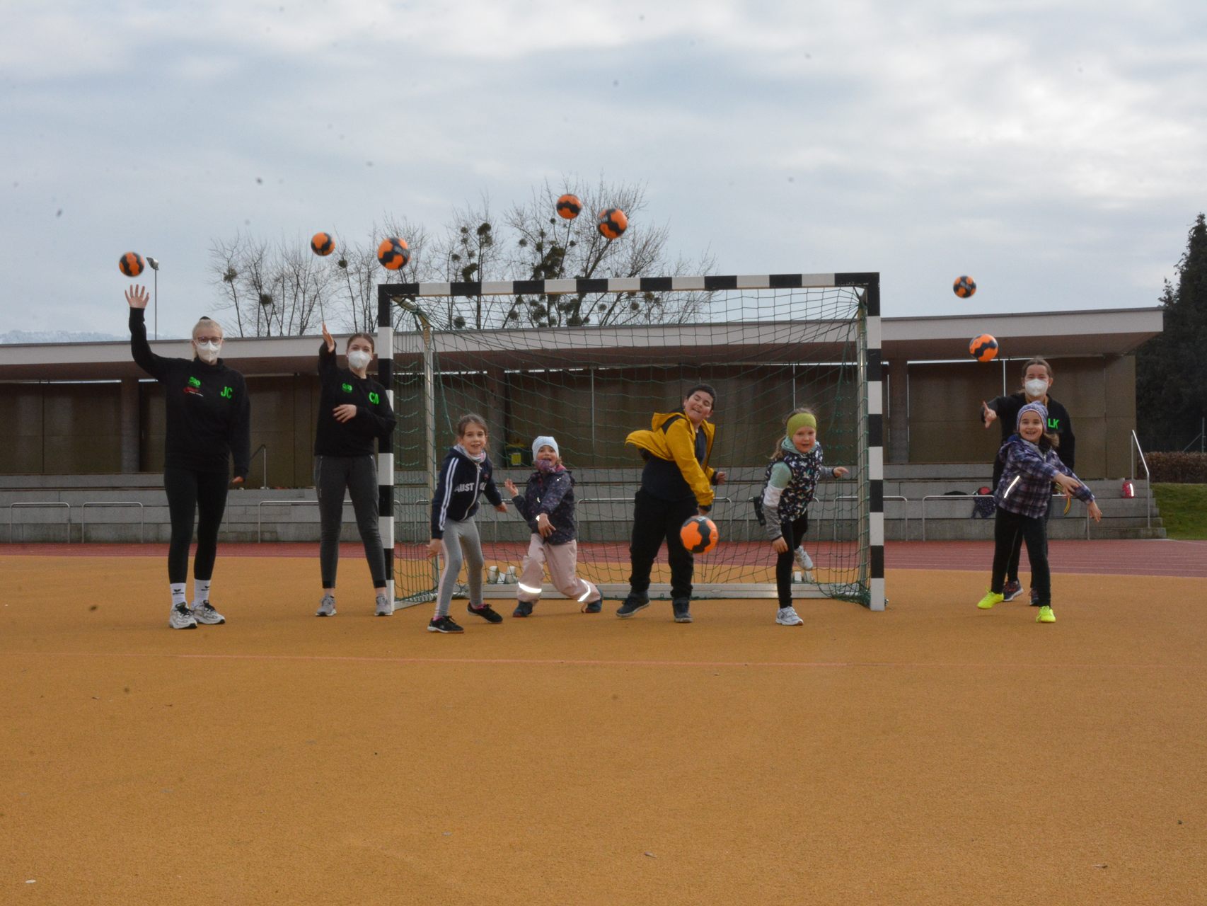 Der Handballnachwuchs der U8 freut sich auf das gemeinsame Training mit dem Ball. Der Handballnachwuchs der U8 freut sich auf das gemeinsame Training mit dem Ball.