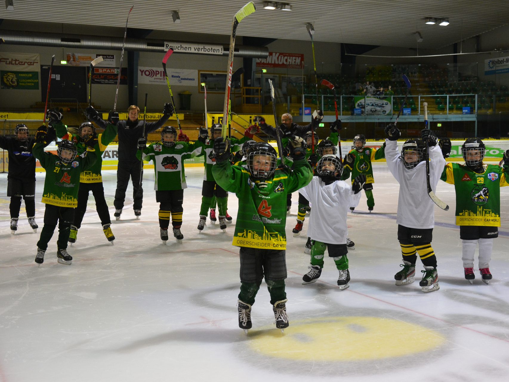 Endlich wieder Eishockeyspielen. Die Kinder der U7 freuen sich auf das langersehnte Training mit ihren Teamkollegen.