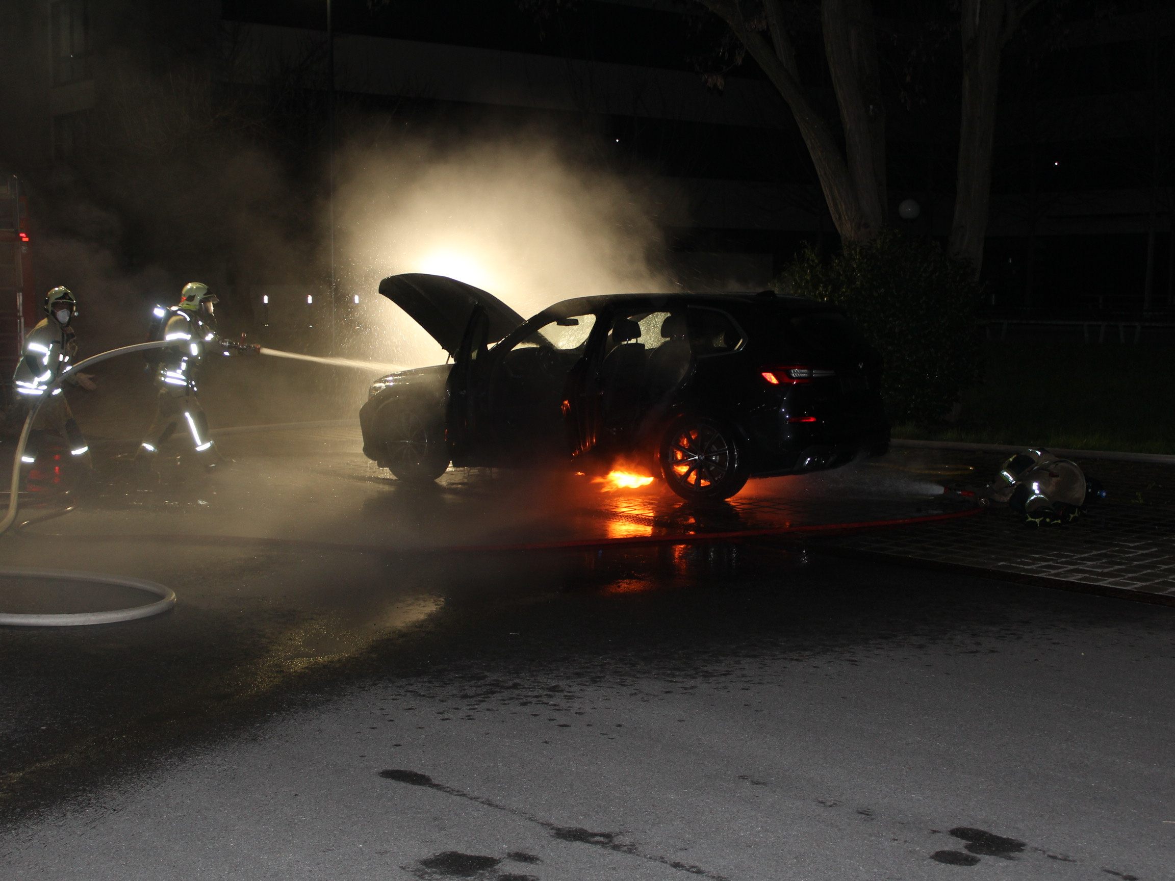 Unter schwerem Atemschutz rückten die Feuerwehrleute dem Brand zu Leibe. Unter schwerem Atemschutz rückten die Feuerwehrleute dem Brand zu Leibe.