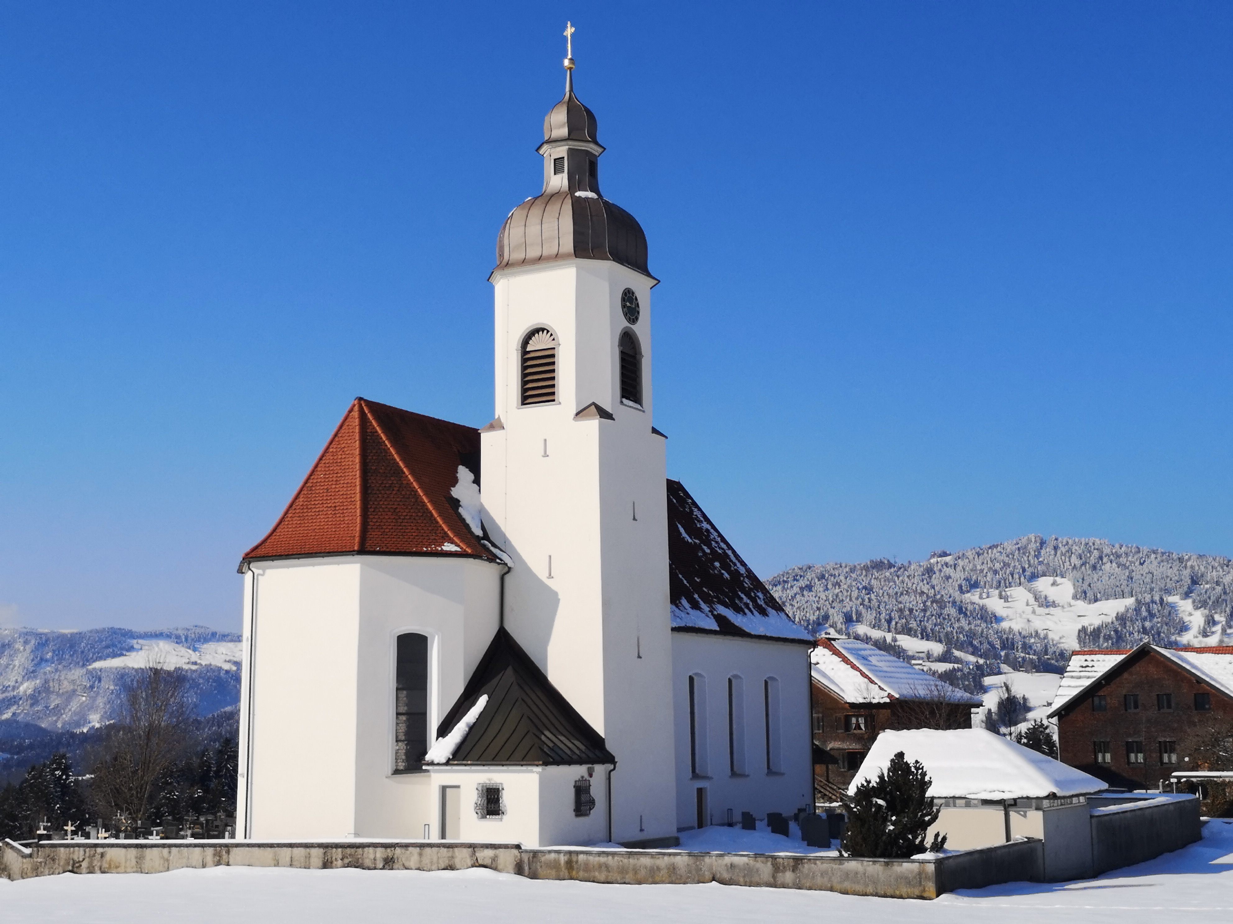 Die Pfarrkirche Langenegg wurde vor 246 Jahren am Ortseingang gebaut.