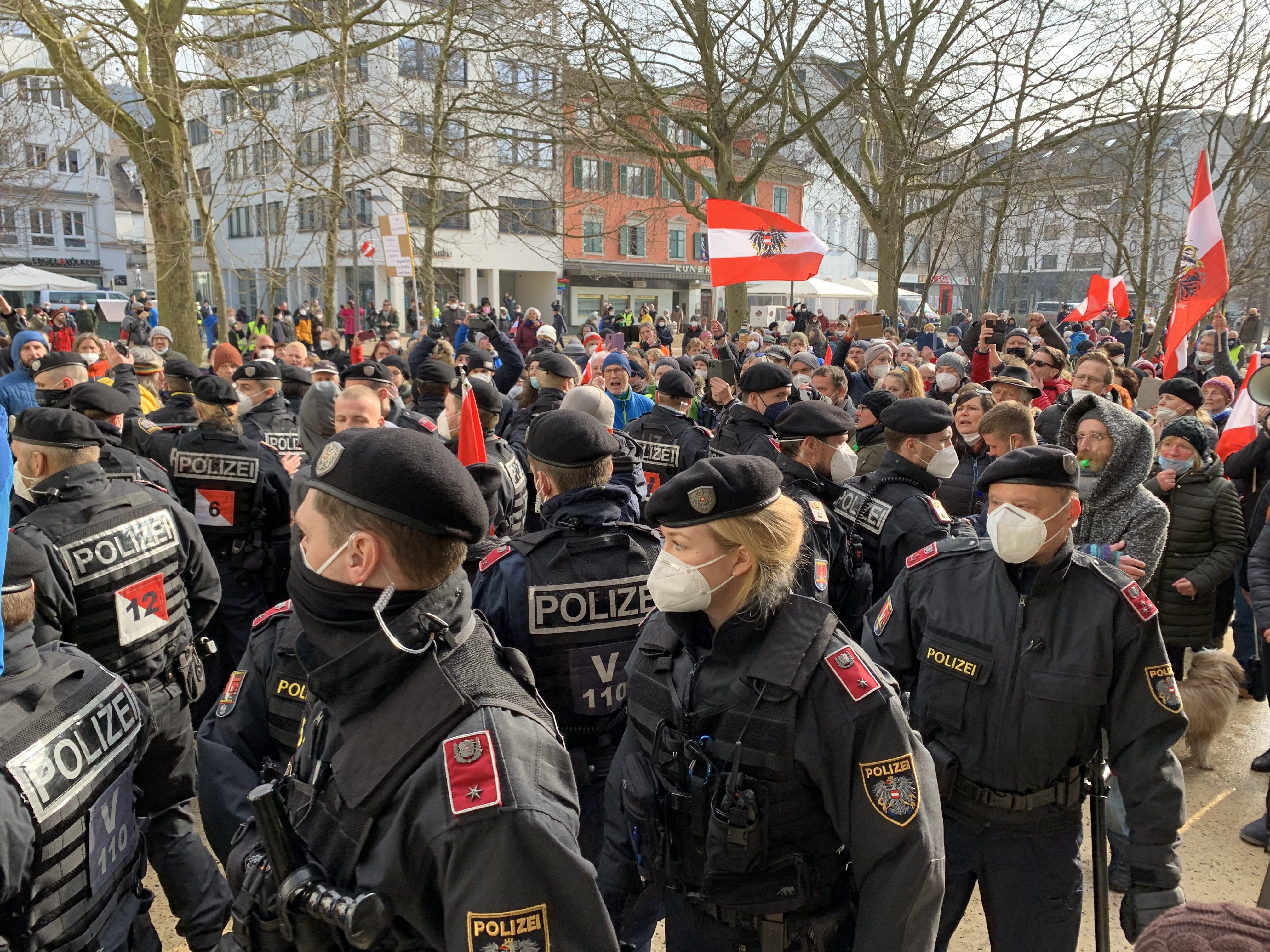 Gestern protestierten wieder rund 400 Menschen gegen die Corona-Maßnahmen. Gestern protestierten wieder rund 400 Menschen gegen die Corona-Maßnahmen.