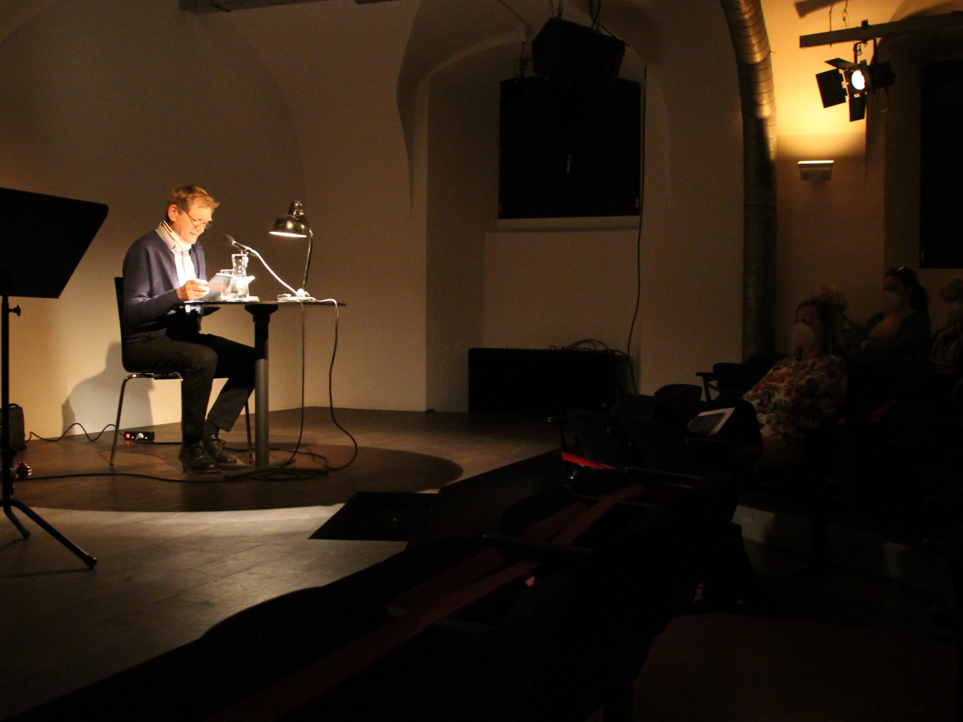 Willibald Feinig las im Theater am Saumarkt aus seinem Prosaband. Willibald Feinig las im Theater am Saumarkt aus seinem Prosaband.