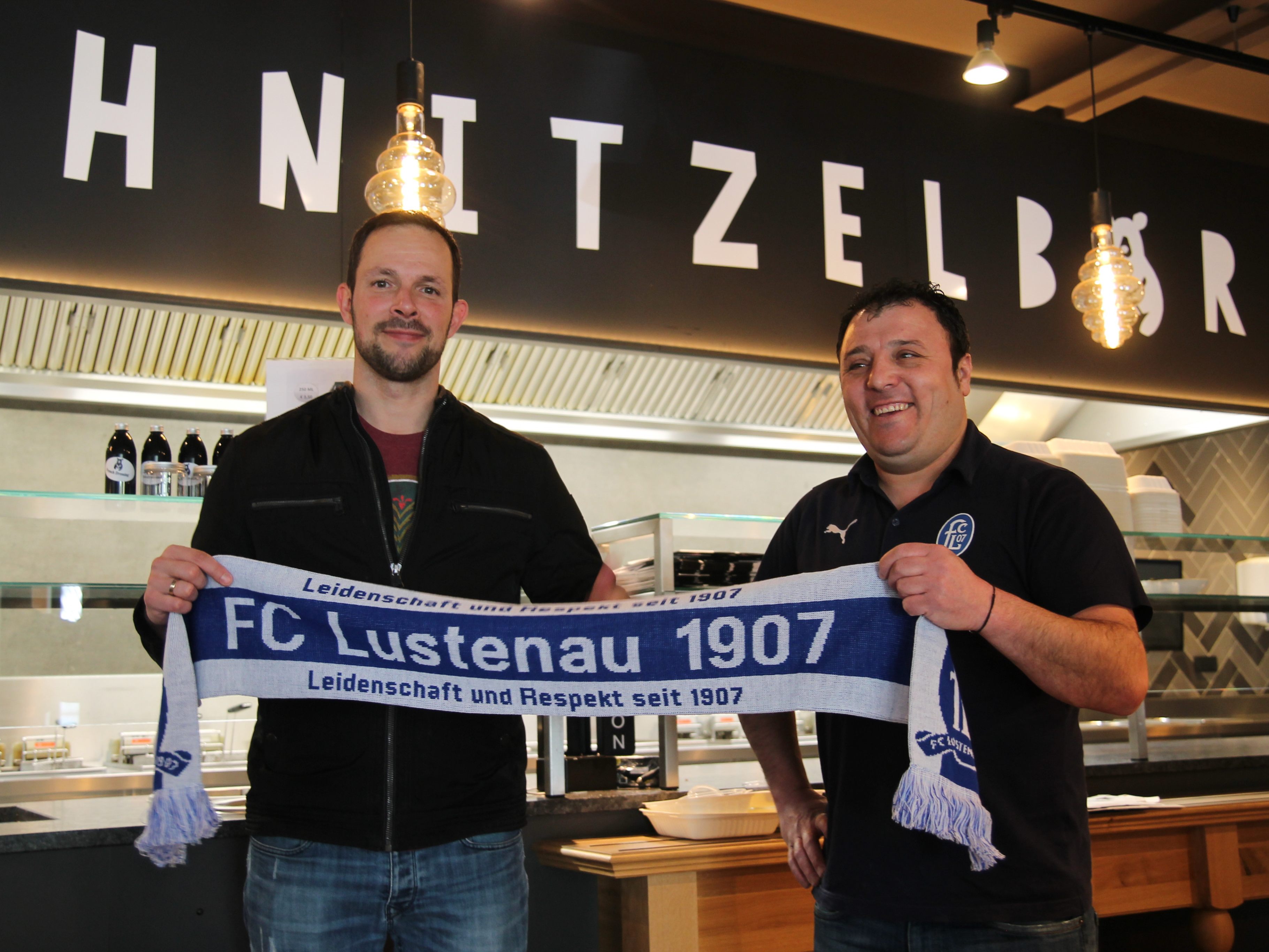 FC Lustenau Urgestein Huschi freut sich über die neue Zusammenarbeit mit Dieter Pichler vom Schnitzelbär. FC Lustenau Urgestein Huschi freut sich über die neue Zusammenarbeit mit Dieter Pichler vom Schnitzelbär.