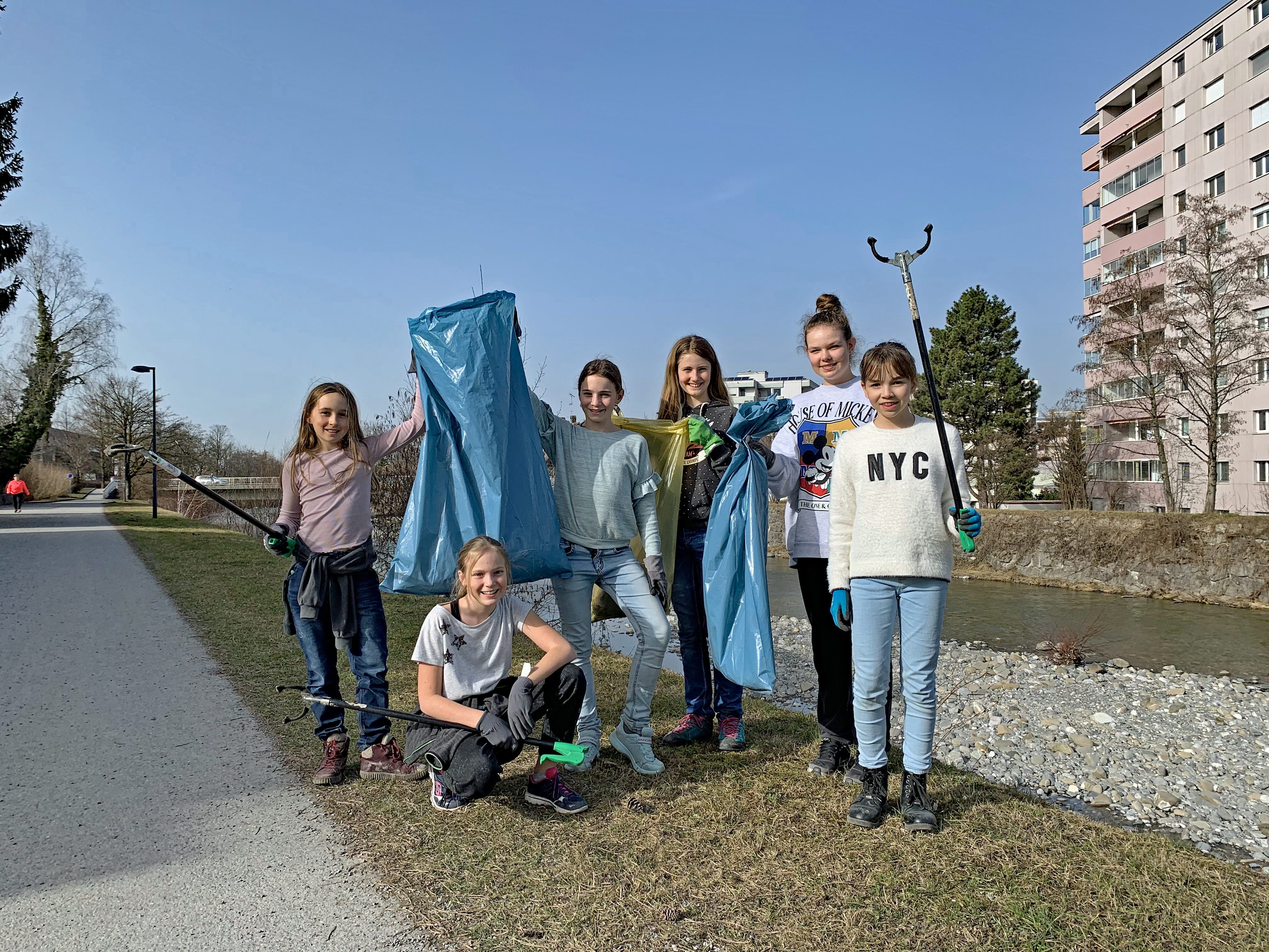 Die Schüler sorgen für eine sauberere Umwelt im Umfeld der Schule und an der Ach. Die Schüler sorgen für eine sauberere Umwelt im Umfeld der Schule und an der Ach.