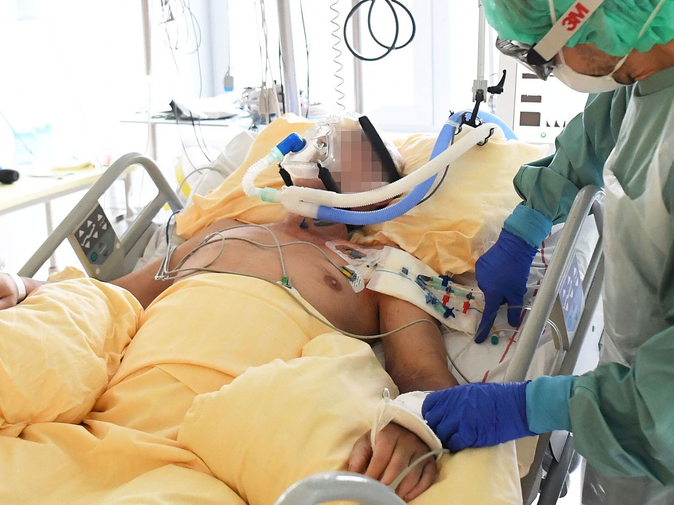 Immer mehr Corona-Patienten müssen auf Intensivstationen behandelt werden. (Symbolbild) Immer mehr Corona-Patienten müssen auf Intensivstationen behandelt werden. (Symbolbild)