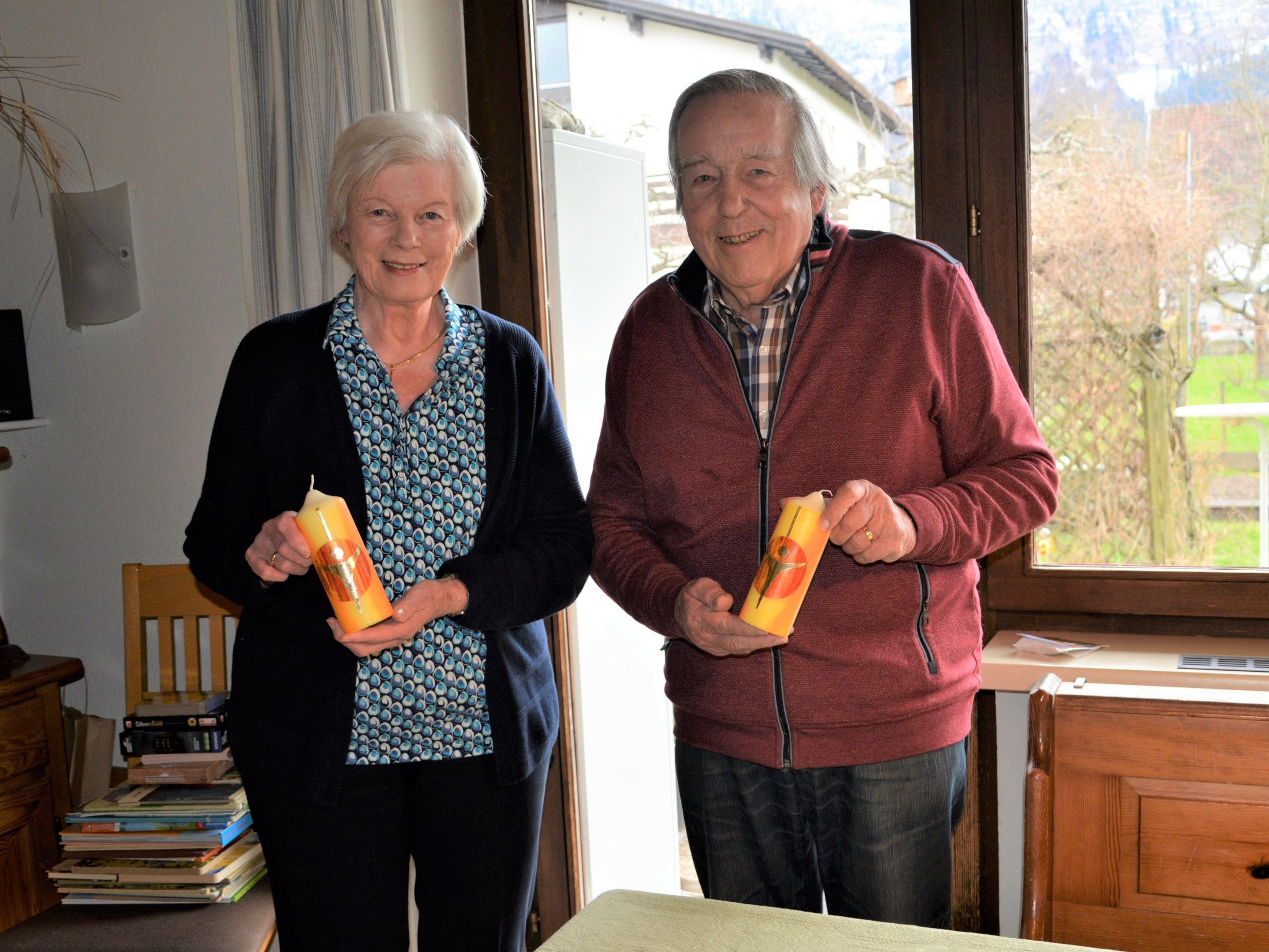 Das Ehepaar Lisi und Helmut Fußenegger zeigt die Osterkerze, die sie heuer letztmalig kreierten. Das Ehepaar Lisi und Helmut Fußenegger zeigt die Osterkerze, die sie heuer letztmalig kreierten.