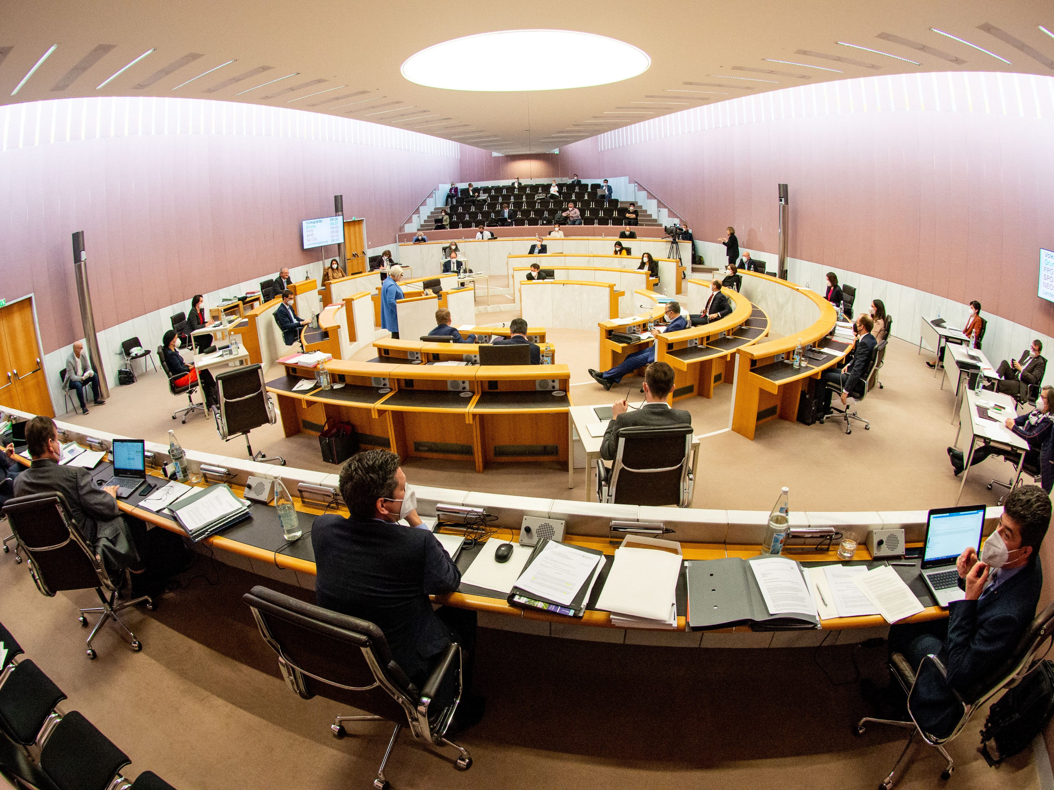 Auch der Landtag beschäftigt sich mit der Öffnung der Gastronomie. Auch der Landtag beschäftigt sich mit der Öffnung der Gastronomie.