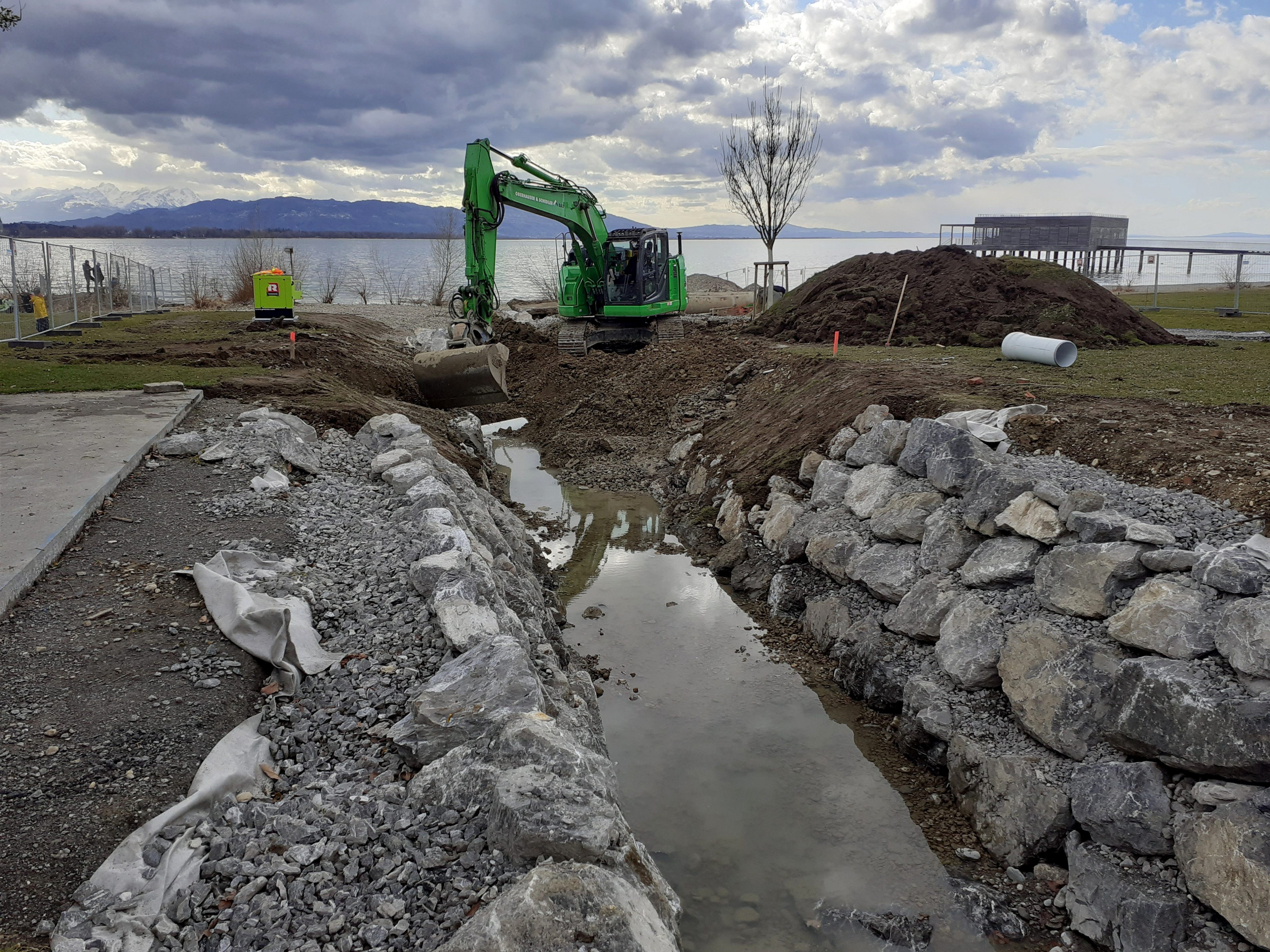 Der Oberlochauerbach wird in direkter Linie vom bestehenden Auslaufbauwerk der bereits fertiggestellten Durchlässe im Bereich ÖBB-Trasse und Bodenseeradwanderweg in offener, naturnaher Bauweise in den Bodensee geführt. Der Oberlochauerbach wird in direkter Linie vom bestehenden Auslaufbauwerk der bereits fertiggestellten Durchlässe im Bereich ÖBB-Trasse und Bodenseeradwanderweg in offener, naturnaher Bauweise in den Bodensee geführt.