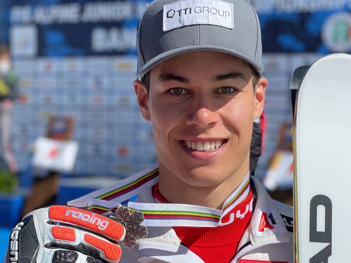 Lukas Feurstein mit seiner Silbermedaille als Junioren Vize-Weltmeister im Super G.