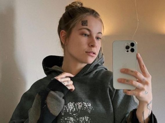 Diese Influencerin hat sich einen QR-Code auf die Stirn pecken lassen! Diese Influencerin hat sich einen QR-Code auf die Stirn pecken lassen!