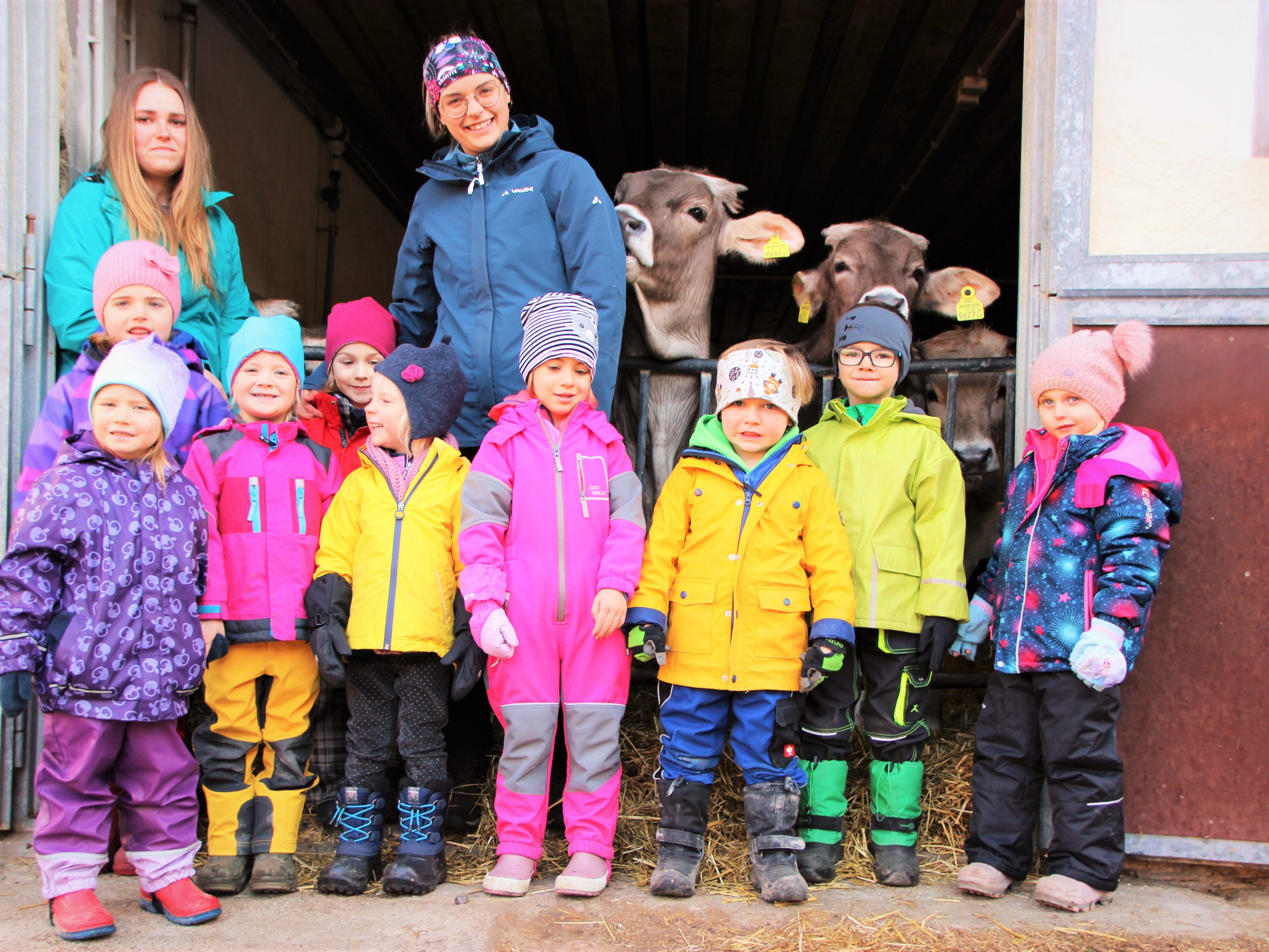 Die Kinder mit ihren Betreuerinnen Elena Rudigier (re) und Anna Wachter (li) fühlen sich fühlen sich auf dem Bauernhof wie zu Hause.