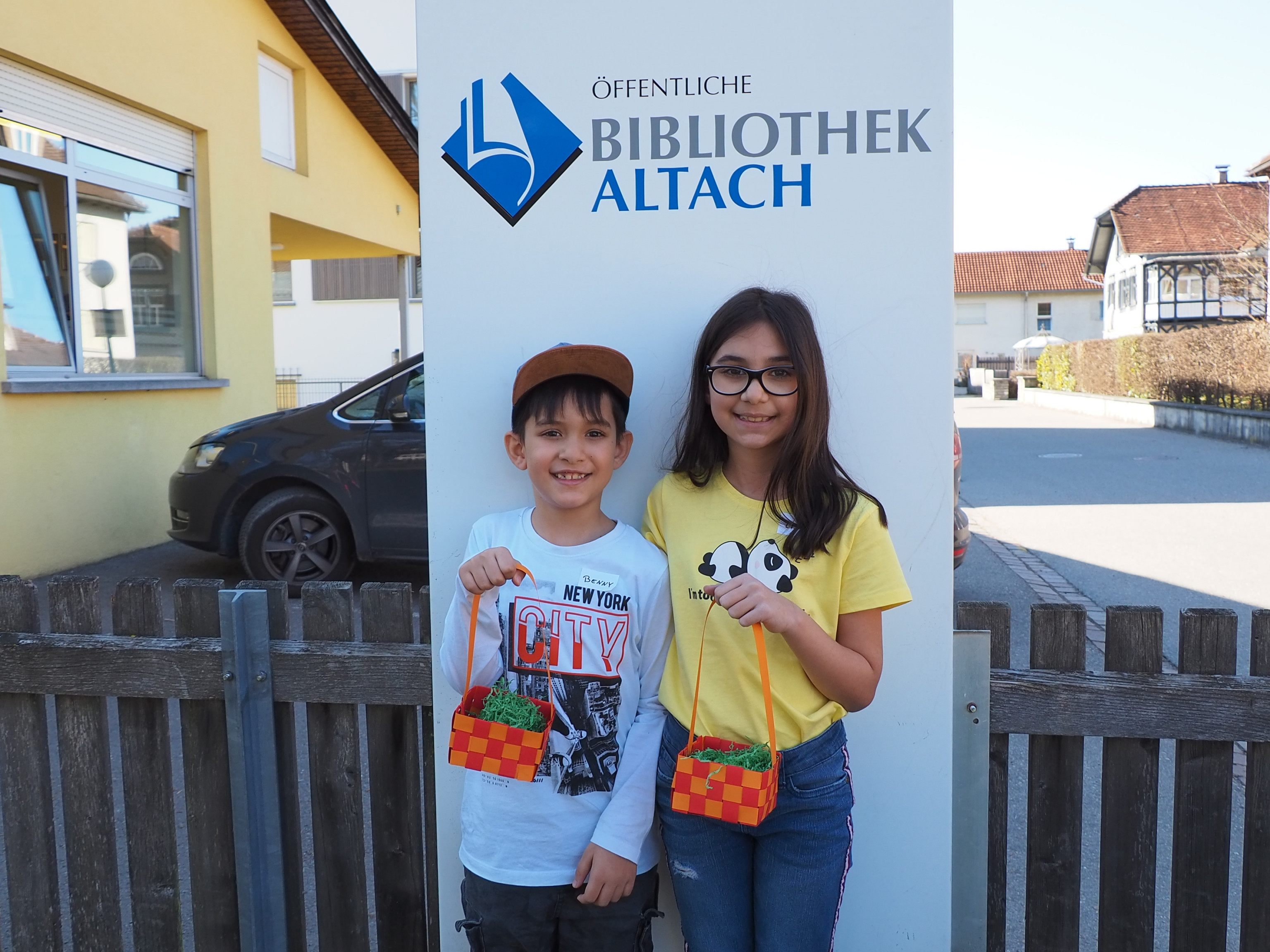 Geschwister Benny und Lisa mit ihrem selbstgebastelten Osterkörbchen Geschwister Benny und Lisa mit ihrem selbstgebastelten Osterkörbchen
