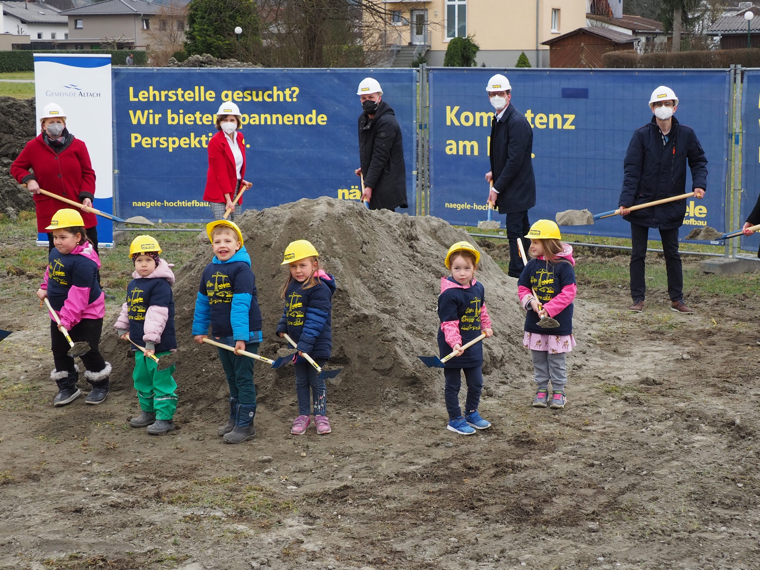 Gemeinsamer Spatenstich beim Großprojekt Kindergarten und Quartiersentwicklung Kreuzfeld Gemeinsamer Spatenstich beim Großprojekt Kindergarten und Quartiersentwicklung Kreuzfeld