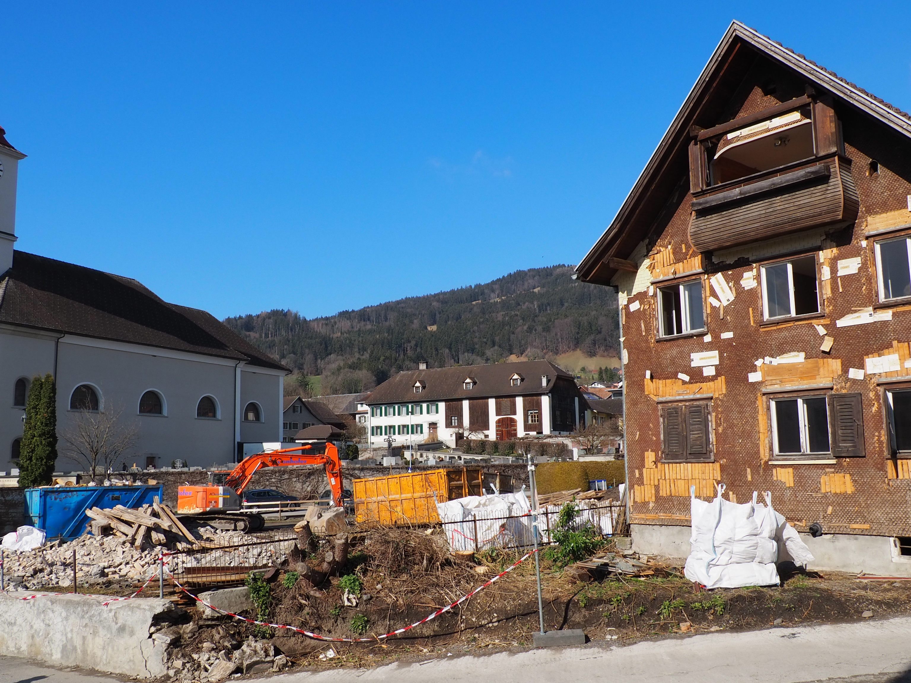 Im Zentrum von Satteins wird derzeit alter Leerstand abgerissen Im Zentrum von Satteins wird derzeit alter Leerstand abgerissen