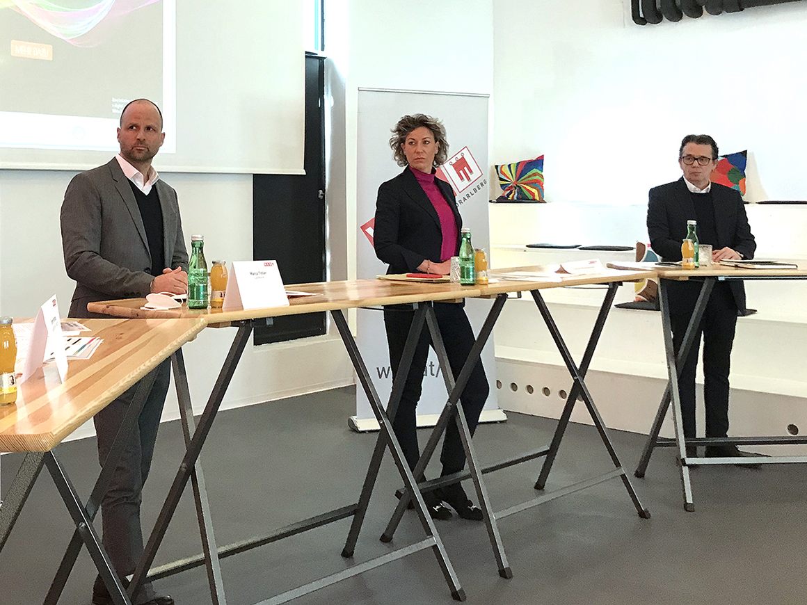 Wirtschaftskammer-Präsident Hans Peter Metzler, Wirtschaftslandesrat Marco Tittler, Carina Pollhammer, Obfrau der Sparte Handel in der Wirtschaftskammer Vorarlberg (WKV) und Jimmy Heinzl, Geschäftsführer der Wirtschafts-Standort Vorarlberg GmbH (WISTO) bei der Pressekonferenz.