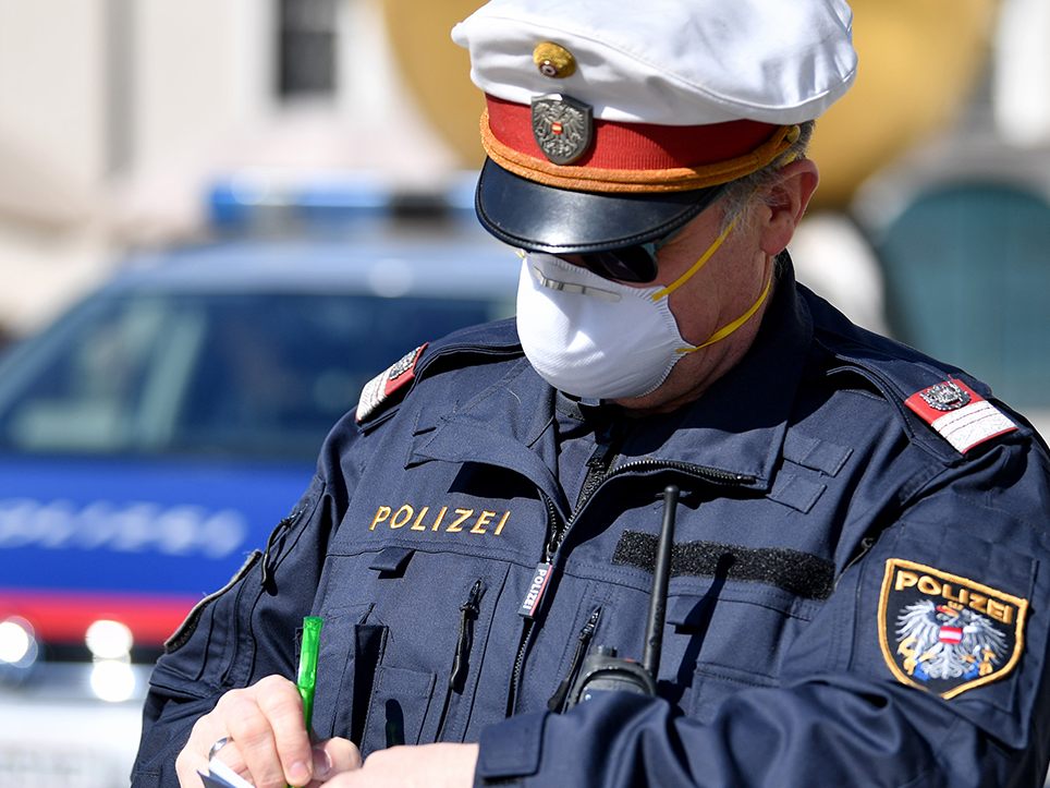 Rund 20 Beamte der Polizei stellten mehrere Verstöße gegen die Covid-19-Schutzmaßnahmenverordnung fest (Symbolbild).