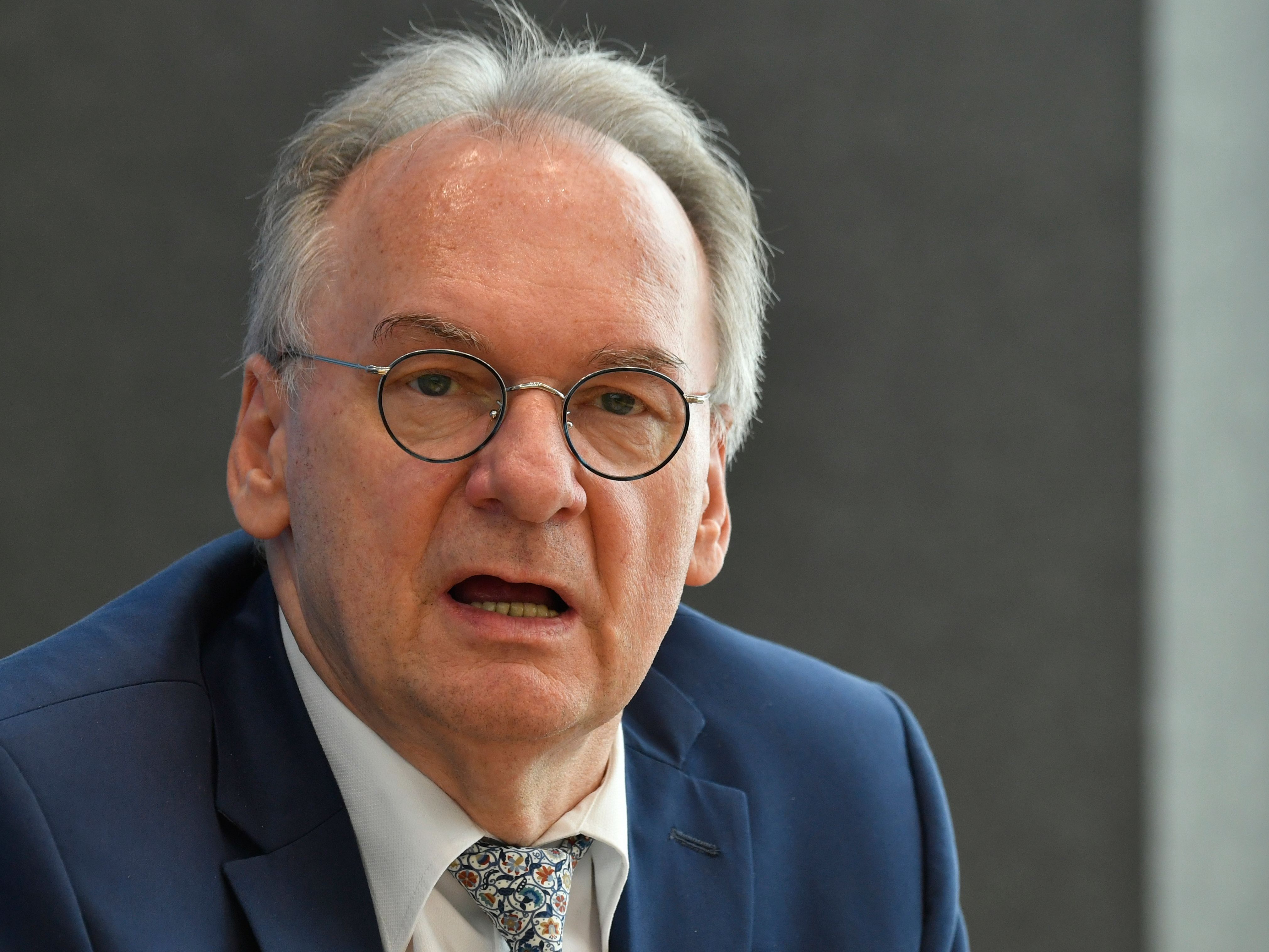 it einem versehentlich getwitterten einzelnen Buchstaben hat Sachsen-Anhalts Ministerpräsident Reiner Haseloff (CDU) seinen bisherigen Reichweiten-Rekord auf Twitter pulverisiert. it einem versehentlich getwitterten einzelnen Buchstaben hat Sachsen-Anhalts Ministerpräsident Reiner Haseloff (CDU) seinen bisherigen Reichweiten-Rekord auf Twitter pulverisiert.