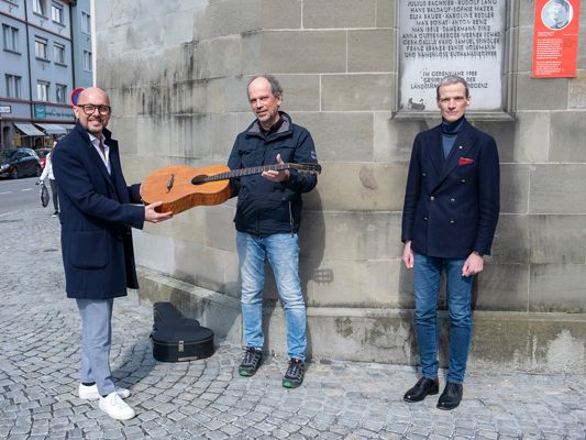 Übergabe der Gitarre