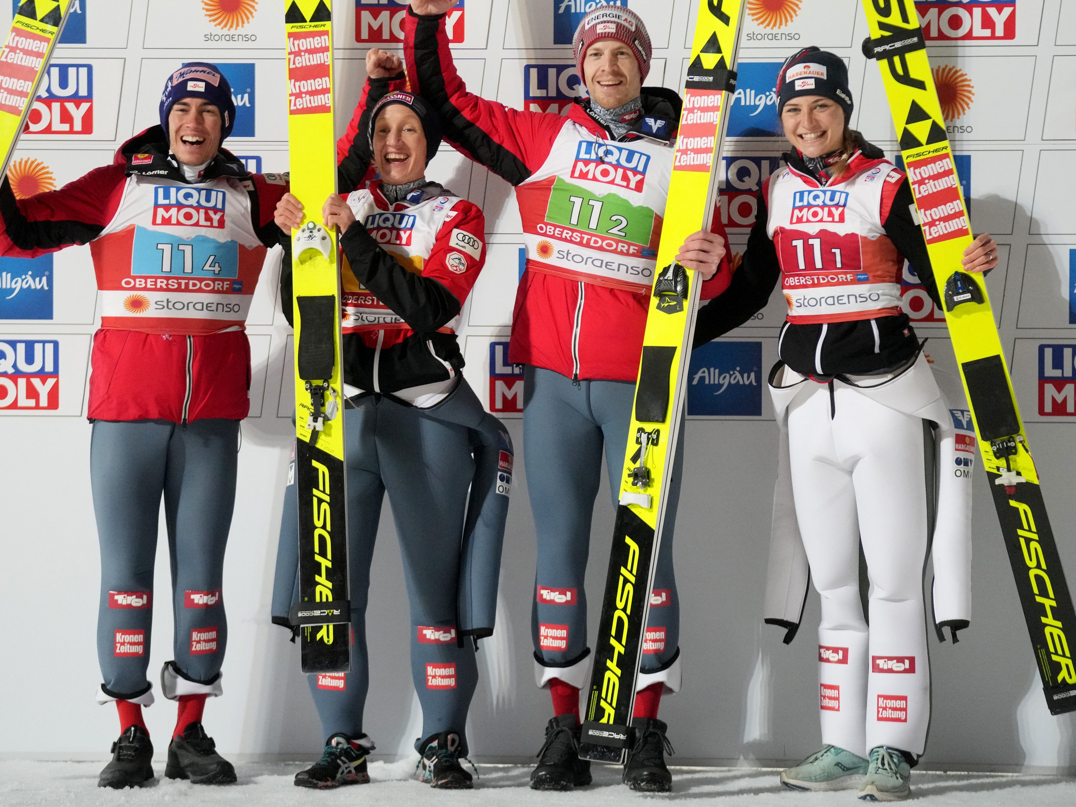 Die drittplazierten Stefan Kraft (AUT), Daniela Iraschko-Stolz (AUT), Michael Hayböck (AUT) und Marita Kramer (AUT) jubeln am Sonntag über Bronze.