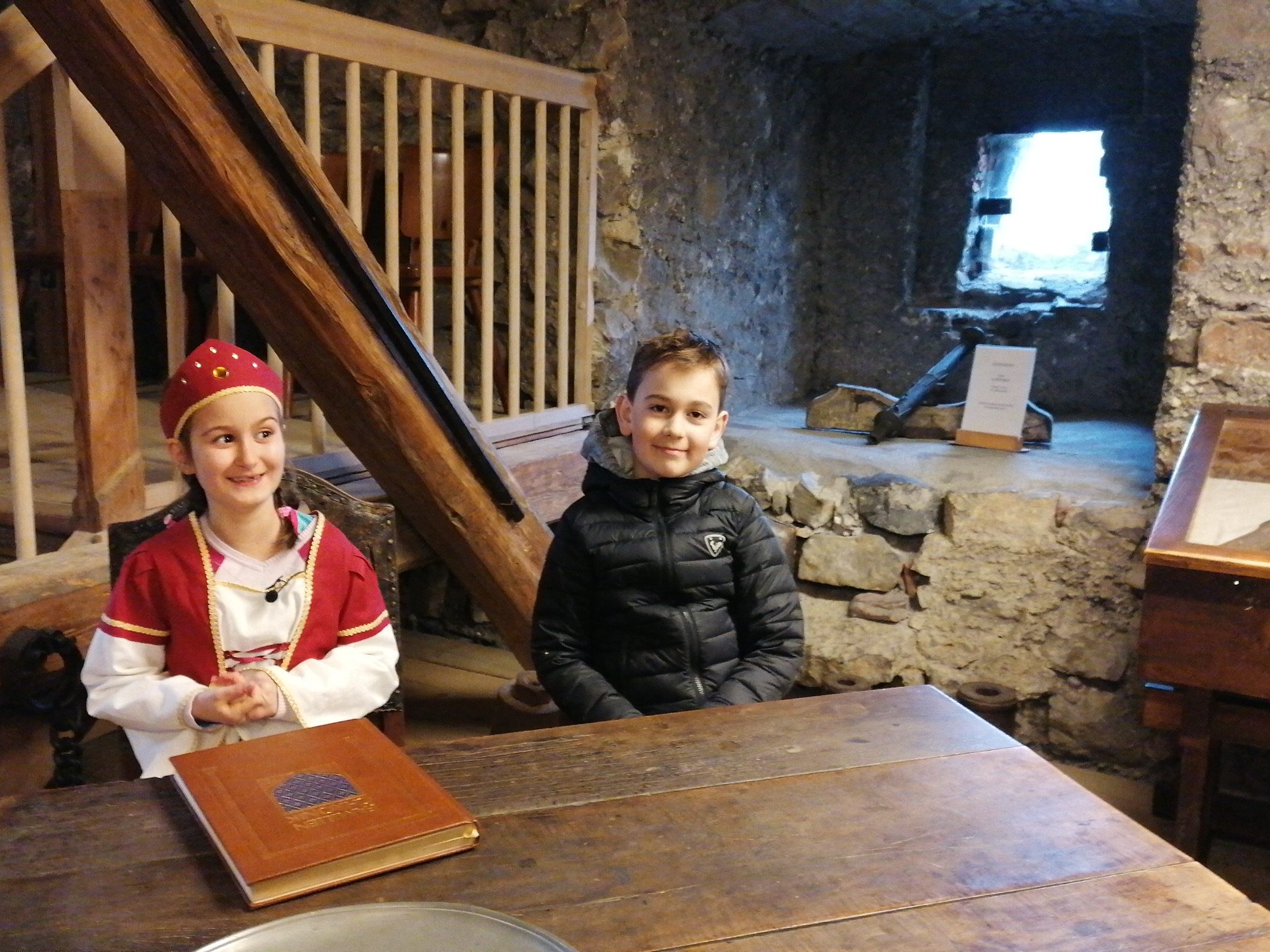 Sophia und Linus unterstützen das Schattenburgmuseum beim österreichischen Vorlesetag 2021.