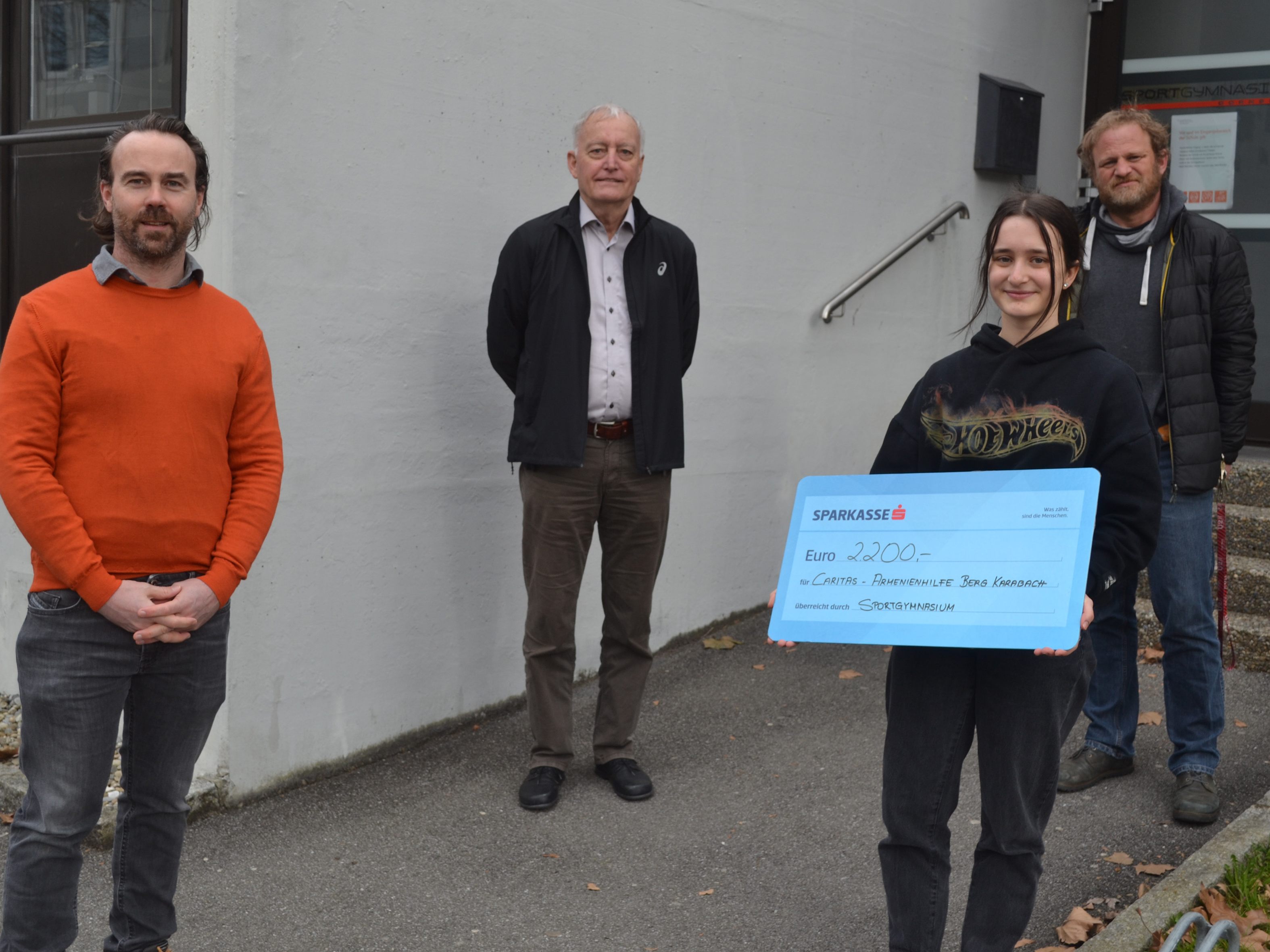 Robert Moosbrugger (Caritas Auslandshilfe, Direktor Josef Spiegel, Gymnasiastin Emma Marte und Ethik-Lehrer Andreas Natter. (v. l.) Robert Moosbrugger (Caritas Auslandshilfe, Direktor Josef Spiegel, Gymnasiastin Emma Marte und Ethik-Lehrer Andreas Natter. (v. l.)