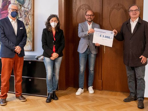 Übergabe der Spende im Rathaus: v.l.n.r.: Manfred Allmaier, Sozialdirektor des Kiwanis Clubs, Alexandra Kargl, Leiterin der städtischen Abteilung Soziales und Gesellschaft, Bürgermeister Michael Ritsch und Club-Präsident Peter Greussing.