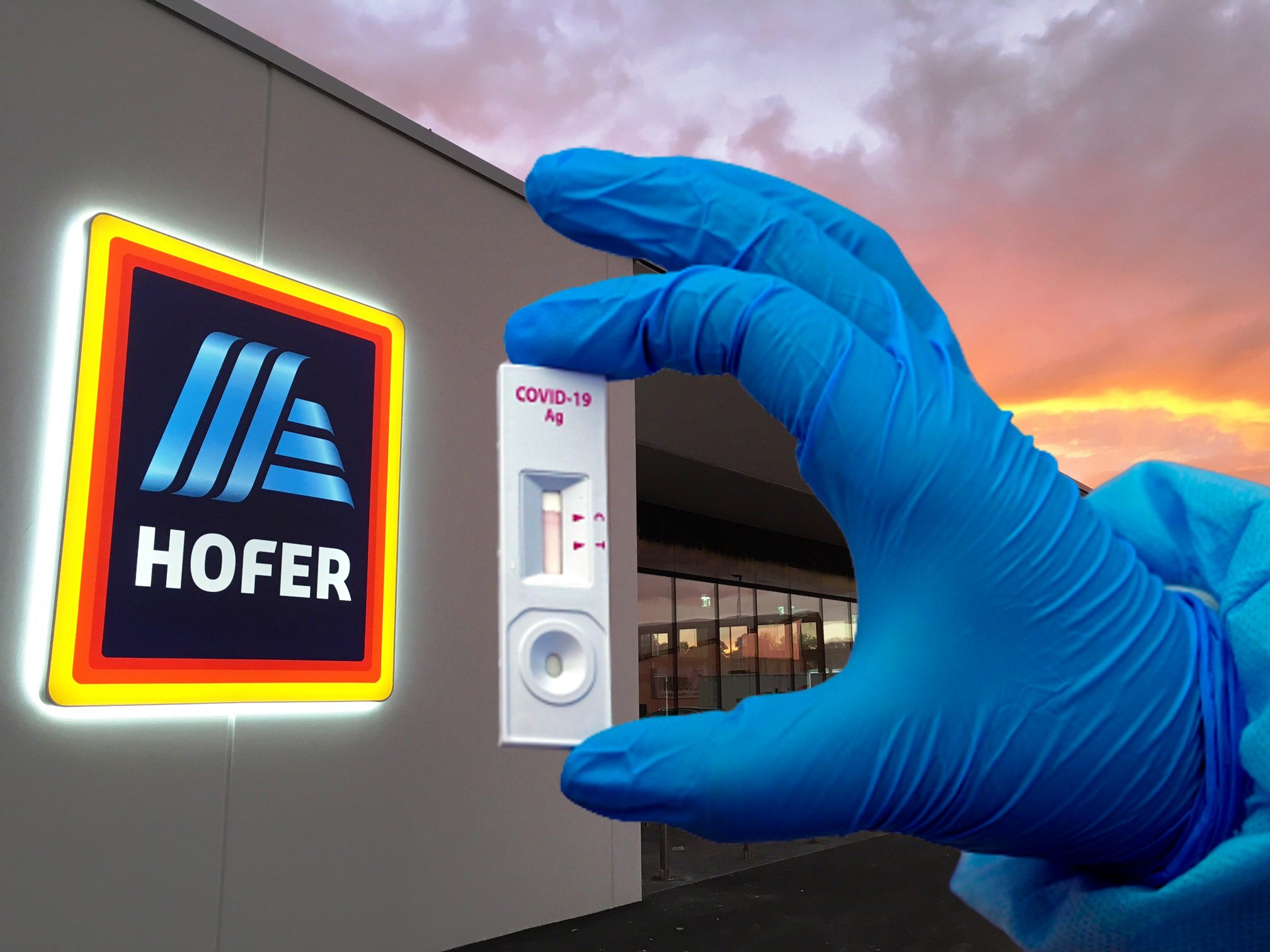 Corona-Selbsttests sind ab Montag in allen Filialen zum Preis von 11,99 Euro per Packung erhältlich.