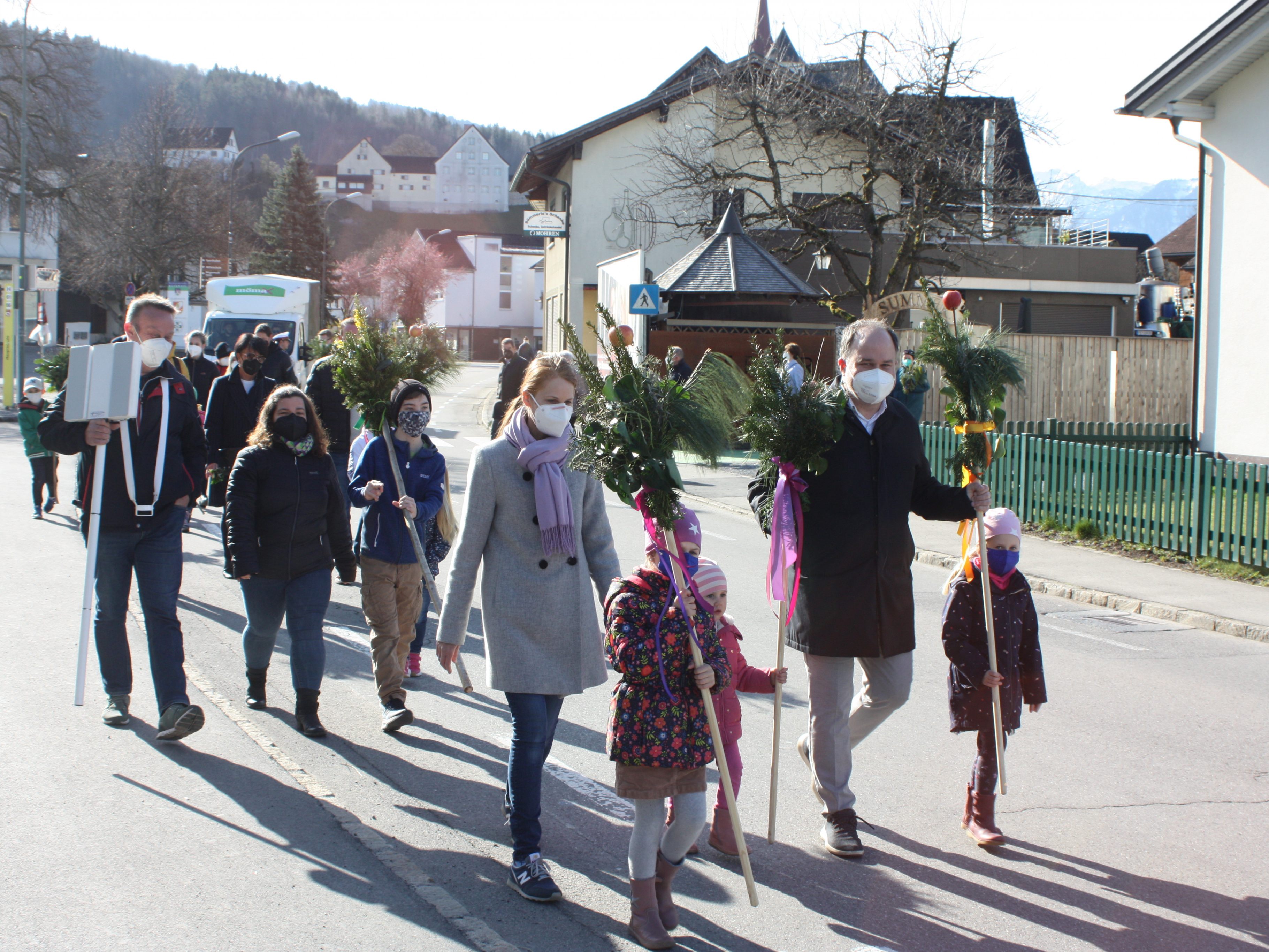 VN und Russmedia Digital Geschäftsführer Gerold Riedmann nahm mit seiner Familie an der Palmprozession vom St. Peter Bühel zur Kirche St. Josef teil