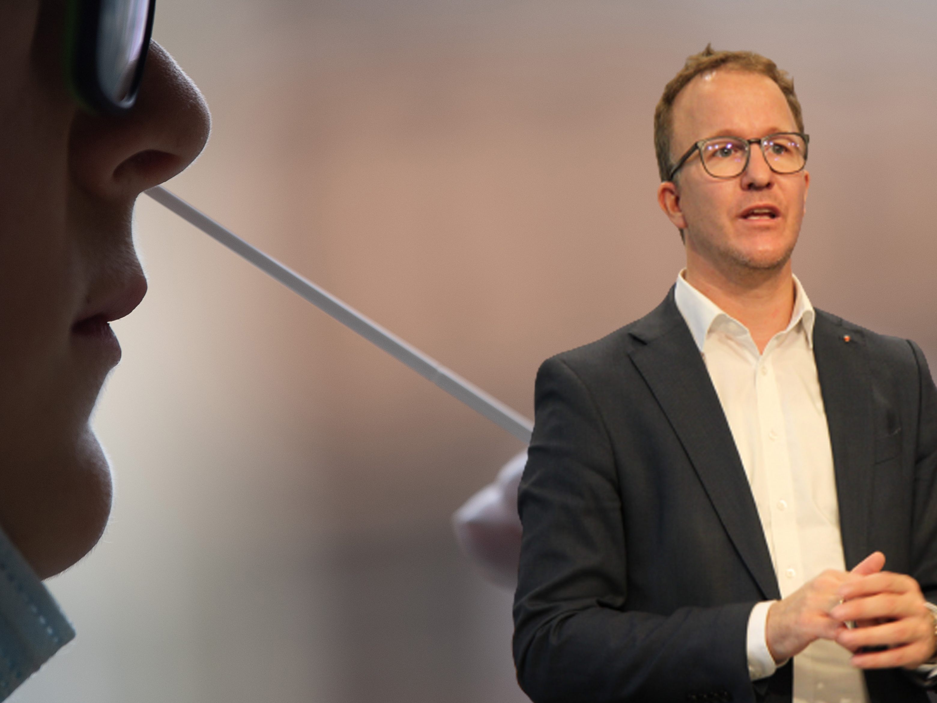 Die Anzahl der Teststationen nimmt mit den Öffnungsschritten weiter zu.