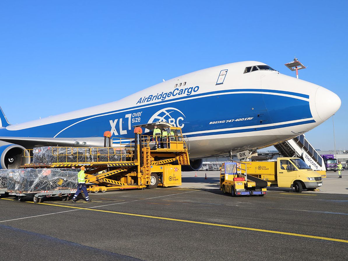 Verladung der Gebäudelagerung ins Frachtflugzeug.