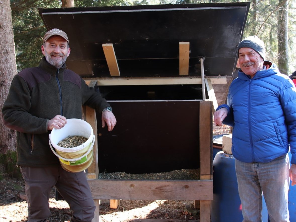 Jagdaufseher Peter Greber an der Futterstation mit Alfons Gmeiner.