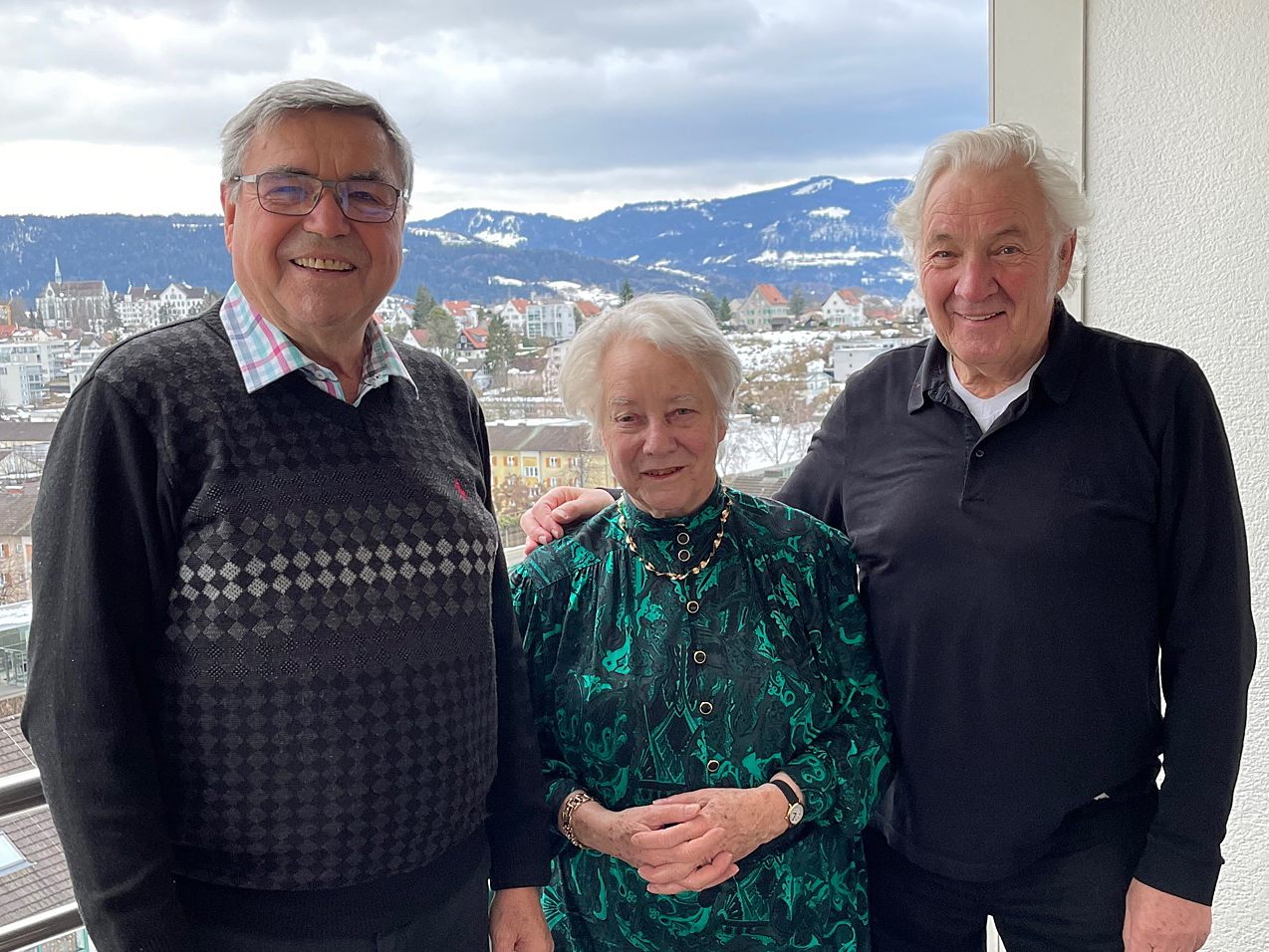 Stellvertretend für ihre Co-Maturanten überbrachten Martin Baur und Gunnar Breuer die Glückwünsche. Stellvertretend für ihre Co-Maturanten überbrachten Martin Baur und Gunnar Breuer die Glückwünsche.