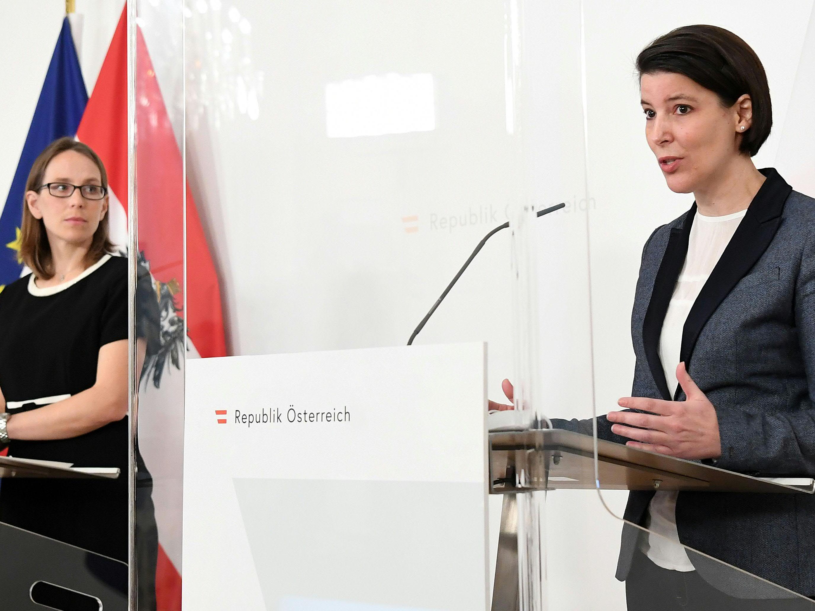 Einen Tag nach dem Weltfrauentag stellten auch drei Frauen den weiteren Impffahrplan für Österreich vor.