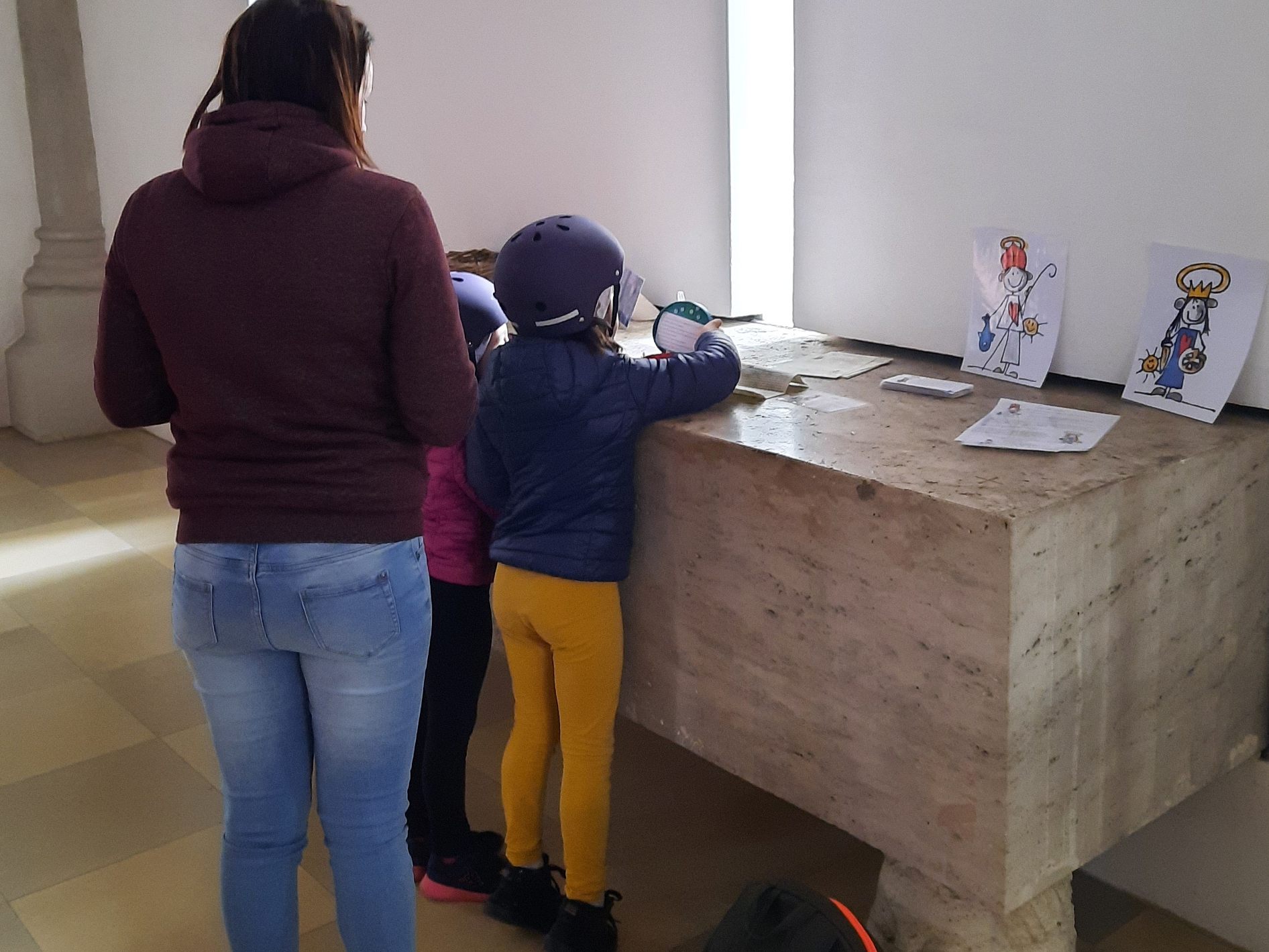 In der Pfarrkirche Götzis warten auf die kleinen Besucher interessante Geschichten und ein Rätsel