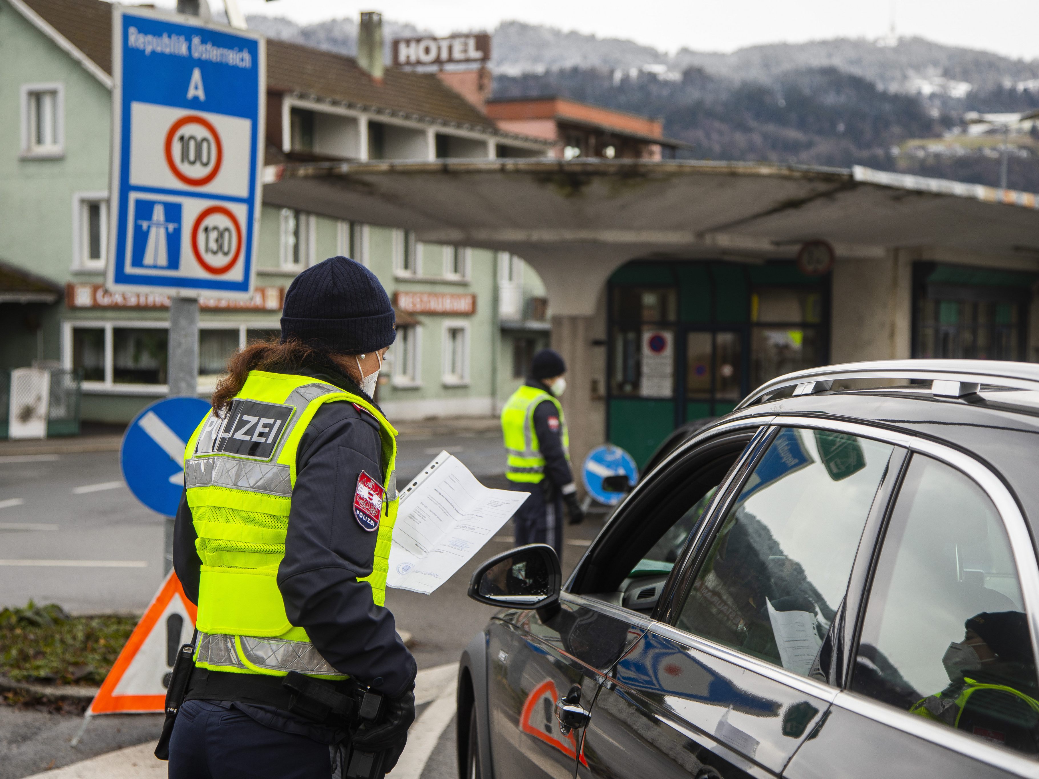 Die Antigentests in heimischen Apotheken sind künftig auch für im Ausland versicherte Vorarlberger Berufspendler kostenlos. Die Antigentests in heimischen Apotheken sind künftig auch für im Ausland versicherte Vorarlberger Berufspendler kostenlos.