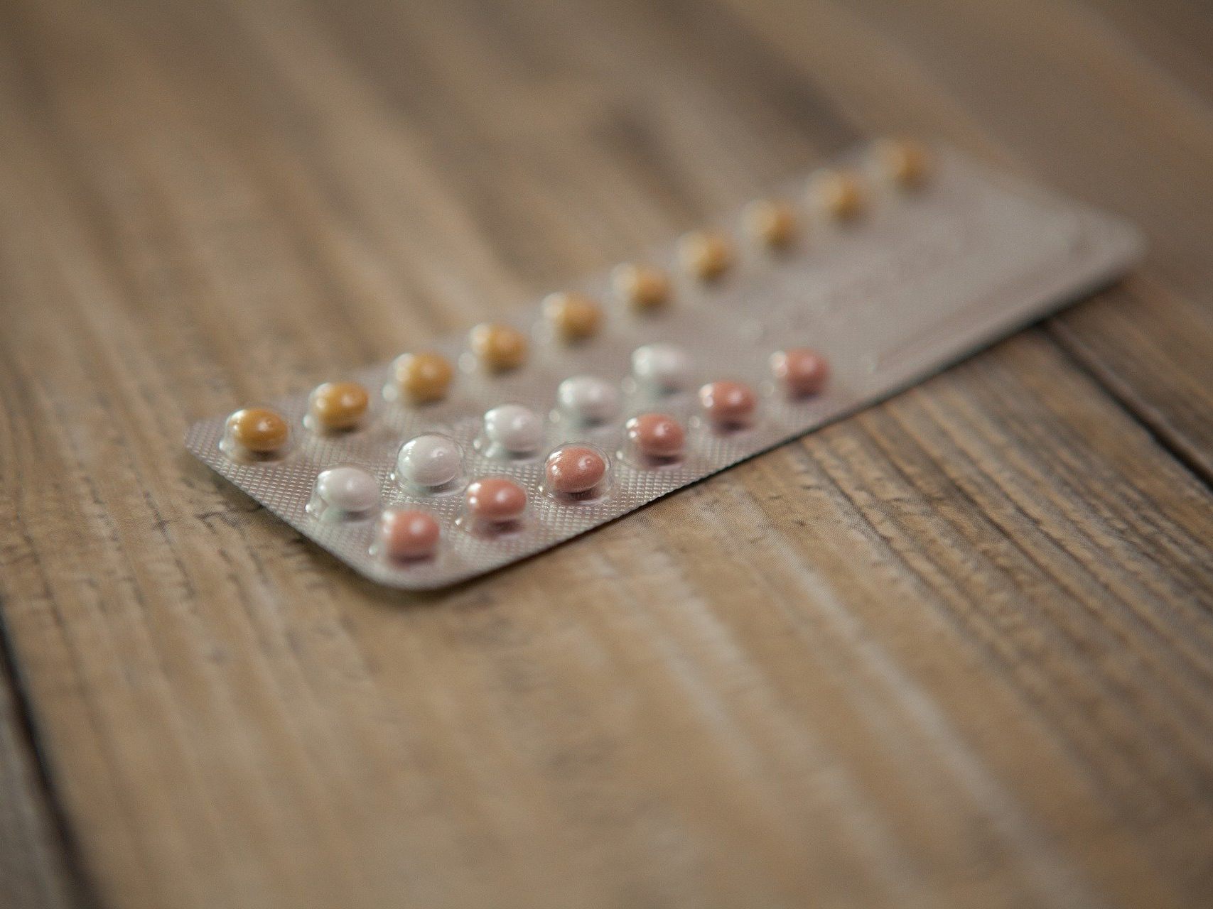 Das Risiko der Anti-Baby-Pille ist laut Experten nicht mit der Corona-Impfung vergleichbar.