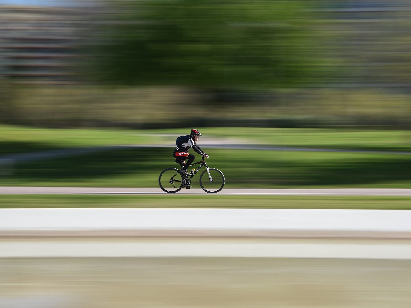 Der Fahrradfahrer schlug sich bei dem Unfall drei Zähne aus.