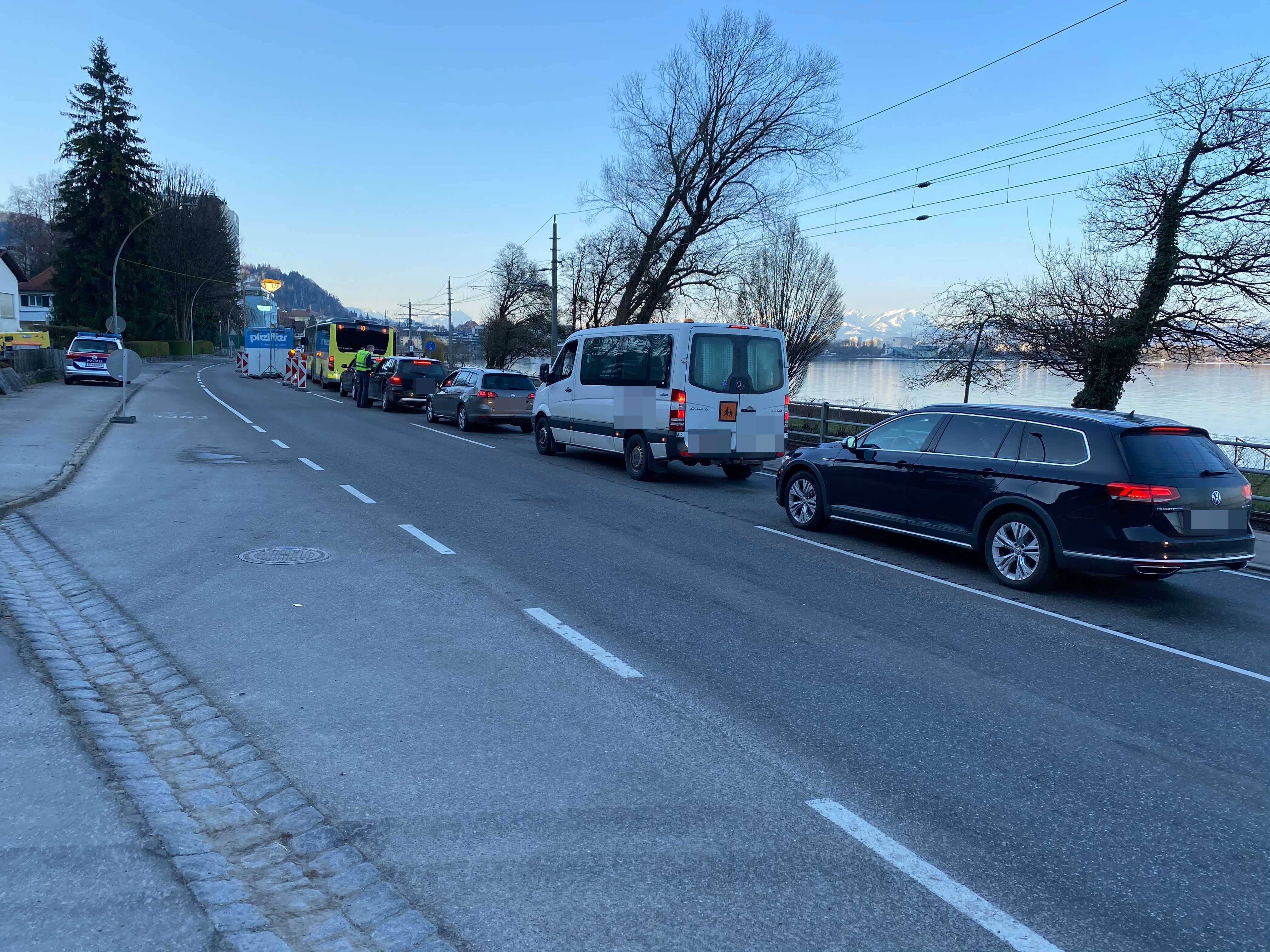 Auch am Freitag sorgen die Kontrollen für Stau im Frühverkehr. Auch am Freitag sorgen die Kontrollen für Stau im Frühverkehr.