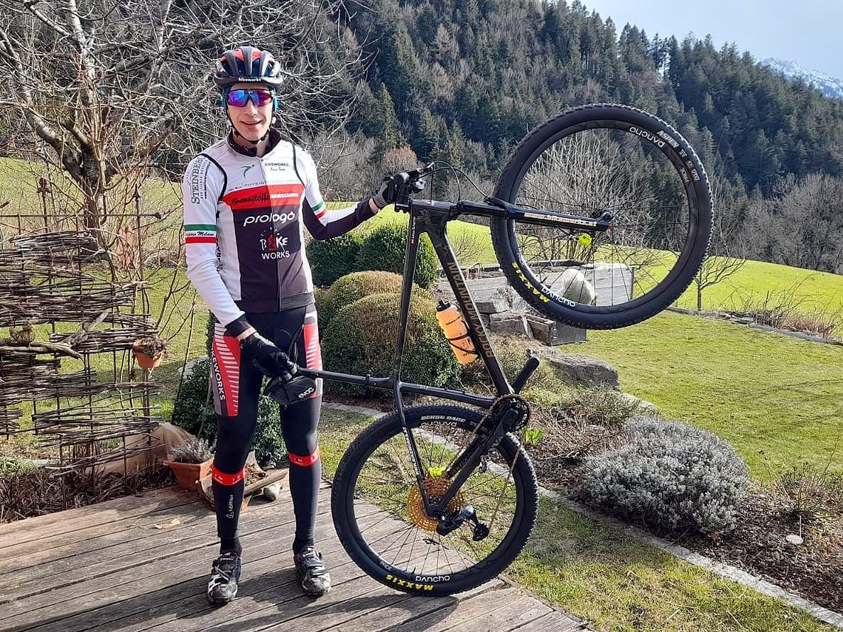 Julius Scherrer blickt optimistisch und neuem Rennrad in die Saison Julius Scherrer blickt optimistisch und neuem Rennrad in die Saison