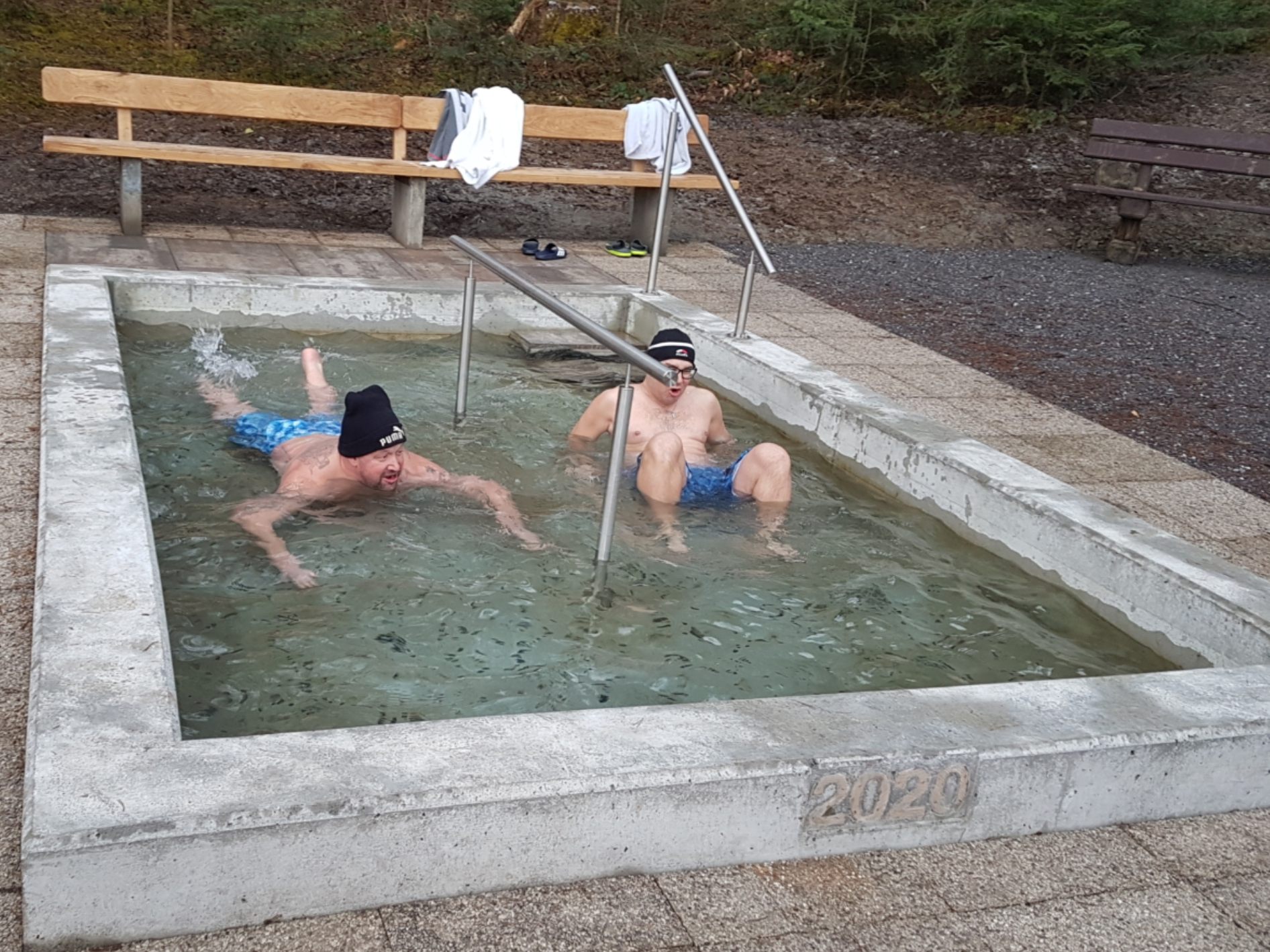 Einige Mutige wagten gar den Sprung ins kalte Bergquellwasser der neuen Wassertrete in Tisis