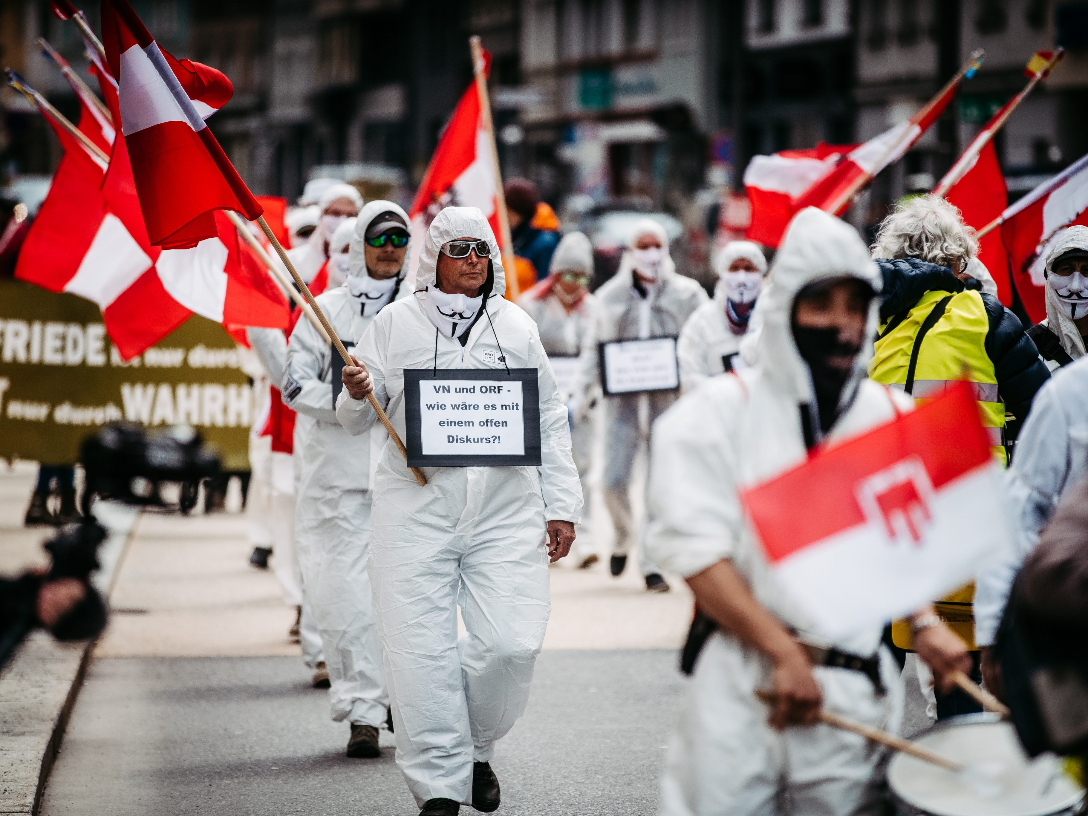 Etwa 200 Teilnehmer haben gestern gegen die Corona-Maßnahmen demonstriert.