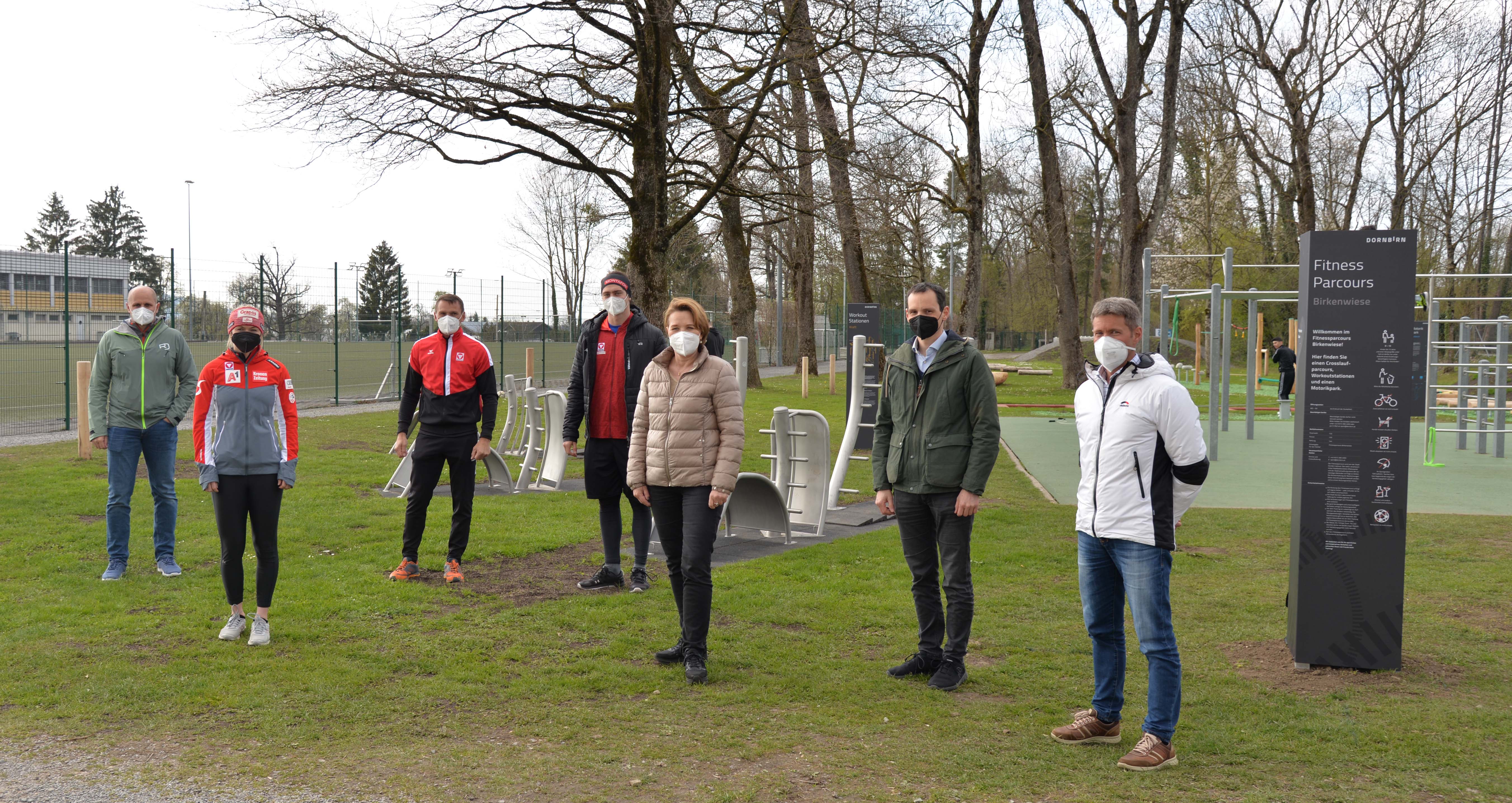 v.li. Sebastian Manhart (GF Olympiazentrum), Ariane Rädler (Skirennläuferin), Daniel Devigili (Leitung Heeresleistungssportzentrum), Alessandro Hämmerle (Snowboardcross), Bürgermeisterin Andrea Kaufmann, Sport-Stadtrat Julian Fässler und Jürgen Albrich (Leitung Sportamt Stadt Dornbirn) v.li. Sebastian Manhart (GF Olympiazentrum), Ariane Rädler (Skirennläuferin), Daniel Devigili (Leitung Heeresleistungssportzentrum), Alessandro Hämmerle (Snowboardcross), Bürgermeisterin Andrea Kaufmann, Sport-Stadtrat Julian Fässler und Jürgen Albrich (Leitung Sportamt Stadt Dornbirn)