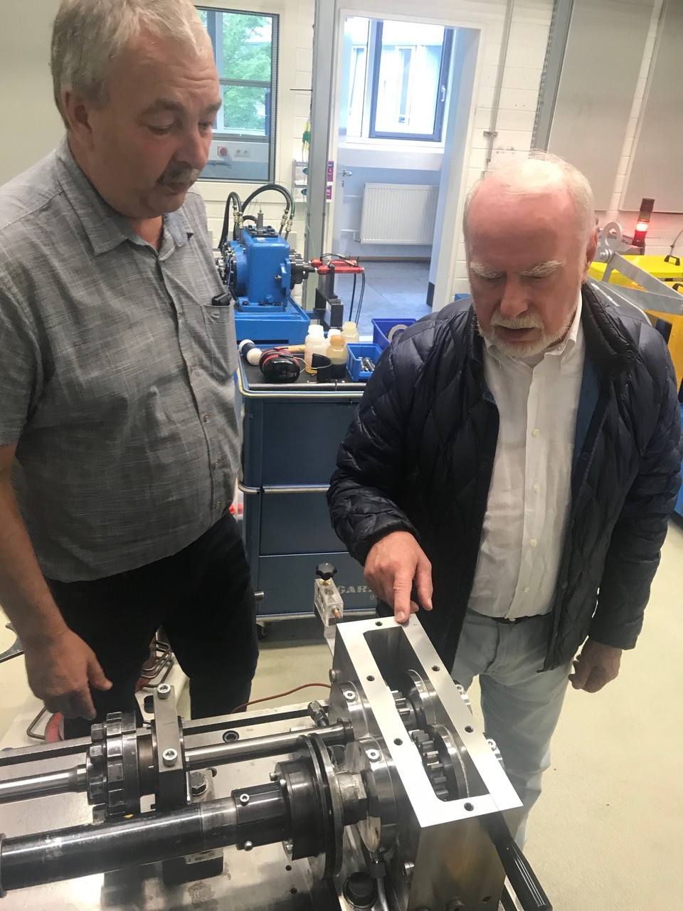 Der Erfinder des wassergeschmierten Getriebes DI Siegfried Lais (links) mit Chefingenieur DI Michael Seibel bei der Inspektion eines Reintrieb Teststands an der TU München. Der Erfinder des wassergeschmierten Getriebes DI Siegfried Lais (links) mit Chefingenieur DI Michael Seibel bei der Inspektion eines Reintrieb Teststands an der TU München.