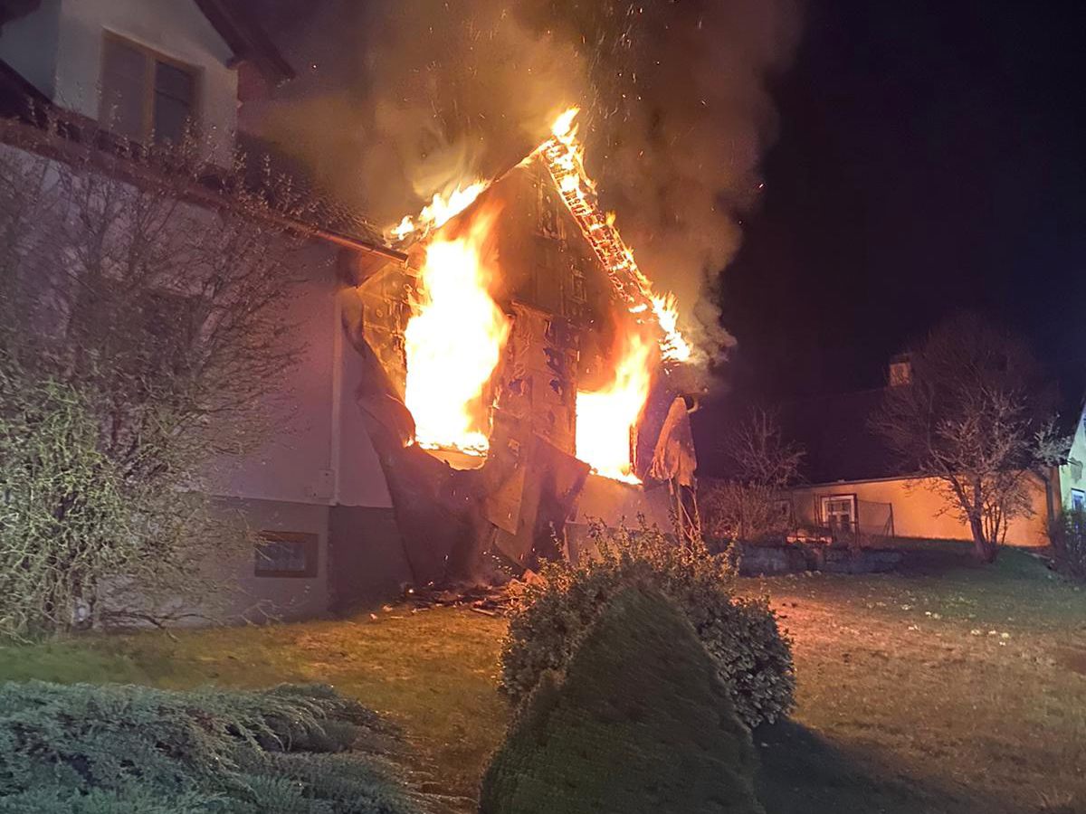 45 Feuerwehrleute standen bei der Brandbekämpfung im Einsatz. 45 Feuerwehrleute standen bei der Brandbekämpfung im Einsatz.