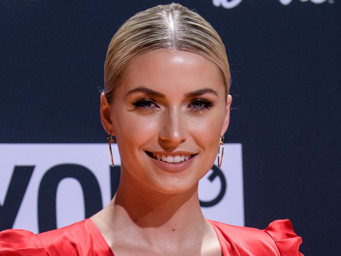 Lena Gercke filmt ihre Tochter beim Klimpern auf dem Klavier.