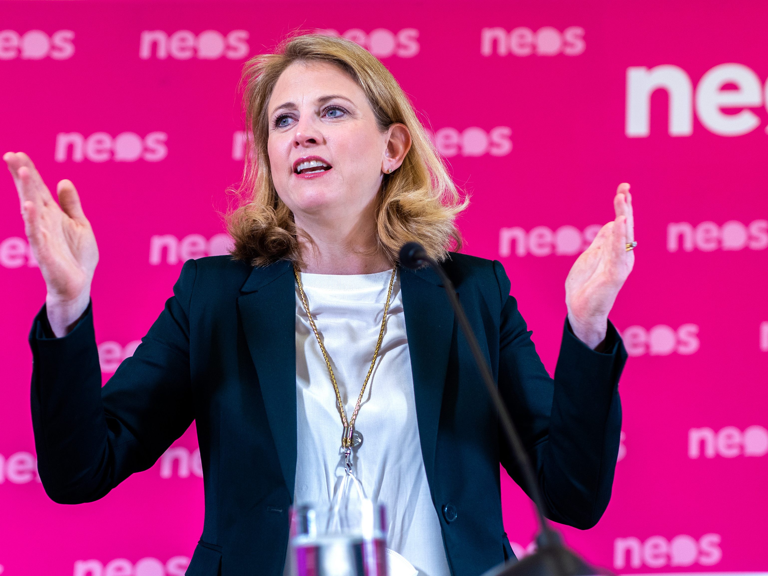 Die NEOS setzen sich für einen flächendeckenden normalen Unterricht ein.