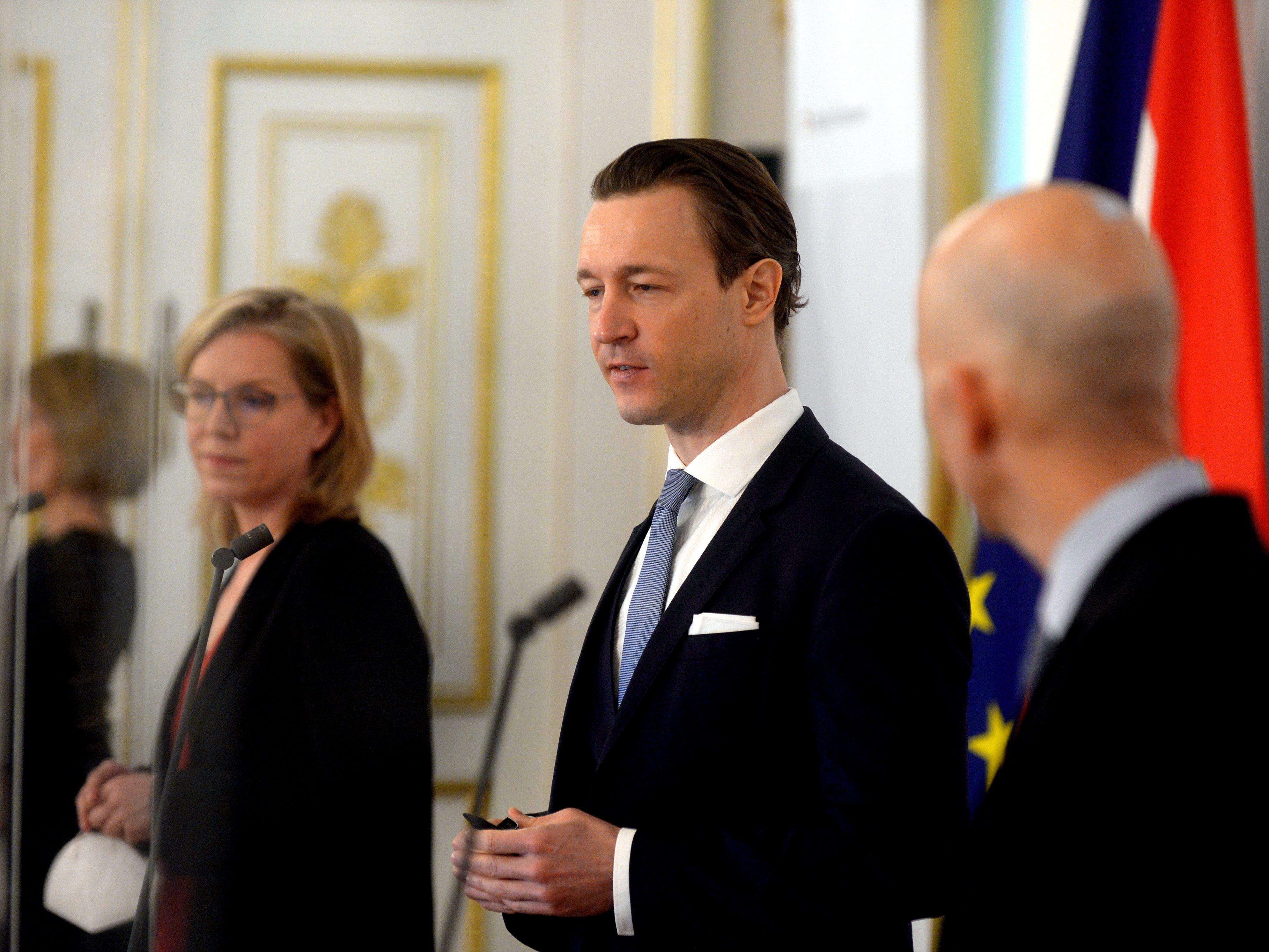 v.l.n.r Klimaschutzministerin Leonore Gewessler (Grüne), Finanzminister Gernot Blümel (ÖVP) und Arbeitsminister Martin Kocher (ÖVP) während der Pressekonferenz in Wien